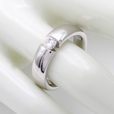27091454a - Ring mit Brillantsolitär, WG 750/000, in Spannringoptik, Brill. ca. 0.30 ct Weiß/si, ...