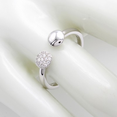 27091489a - Ring mit Brillanten, WG 750/000, offen gearb., 2 runde Elemente, eines bes. m. ...
