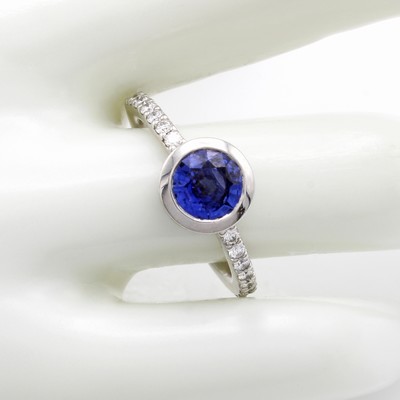 27091493a - Ring mit Saphir und Brillanten, WG 750/000, runder, fac. Saphir ca. 1.69 ct, Brill. zus. ...