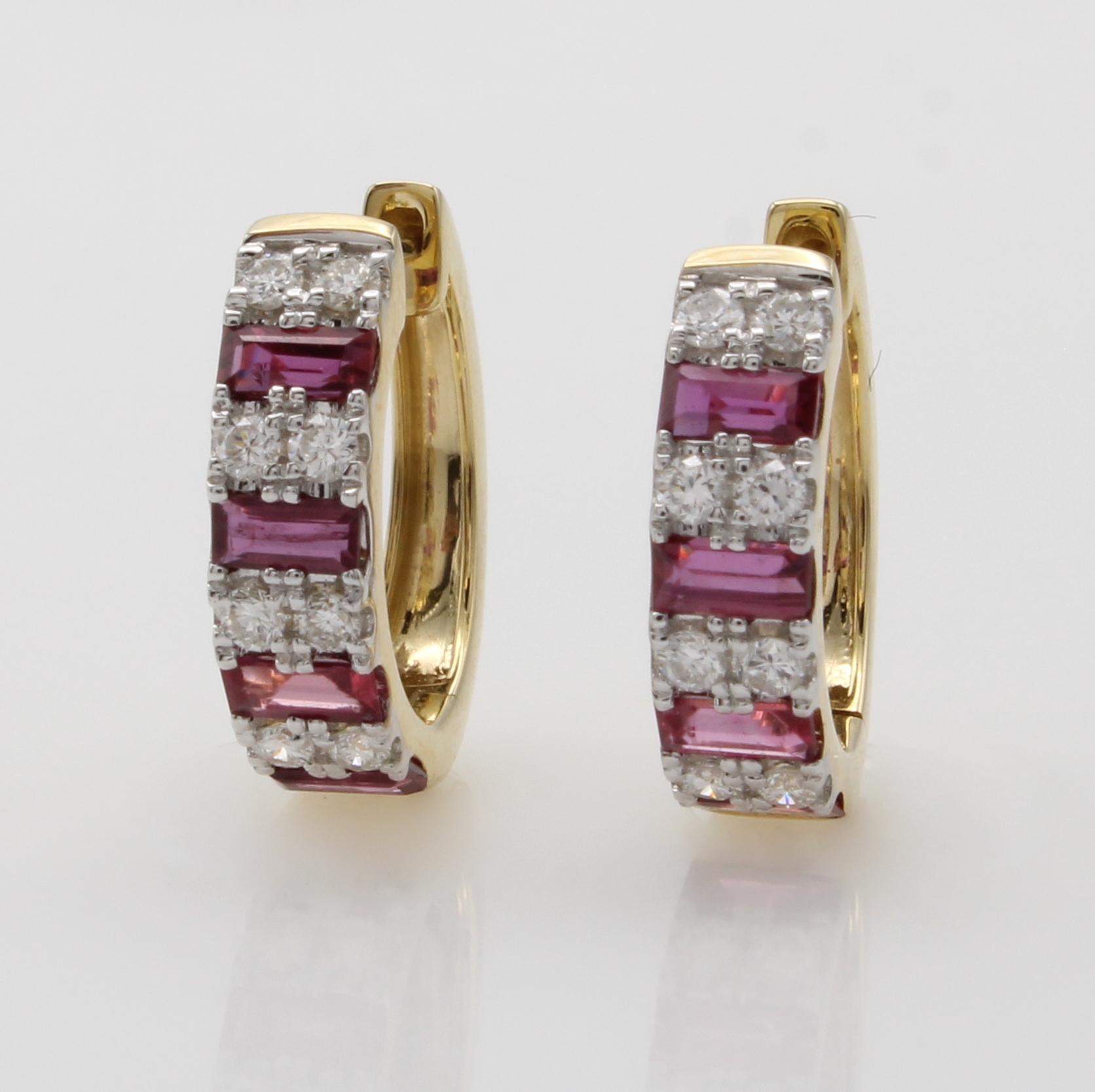 Image 27091508 - Paar Creolen mit Rubinen und Brillanten, GG 585/000, 16 Brill. zus. ca. 0.32 ct feines ...