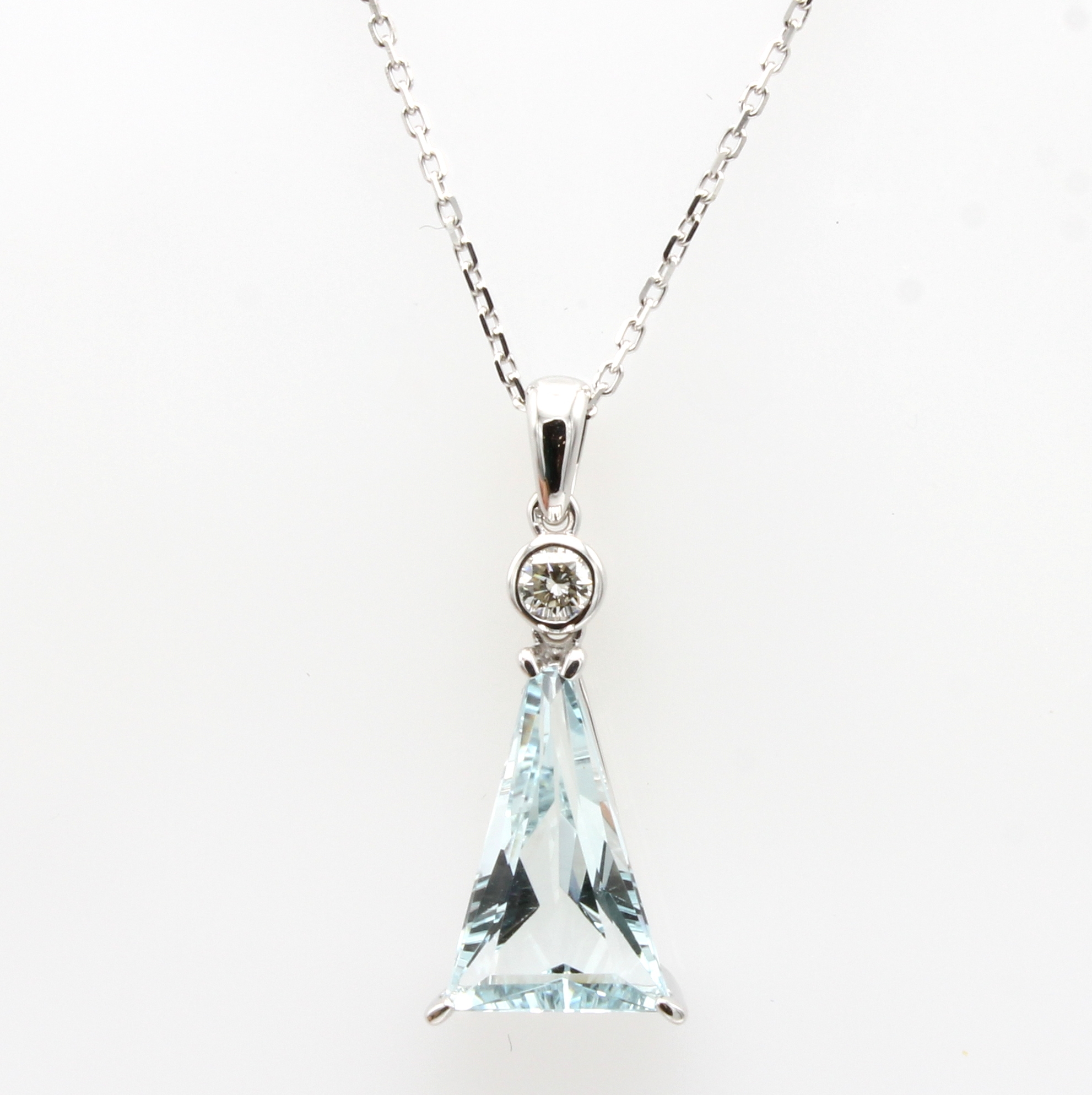 Image 27091546 - Anhänger mit Aquamarin und Brillant an Kette, WG 750/000, Aquamarin ca. 3.50 ct, ...
