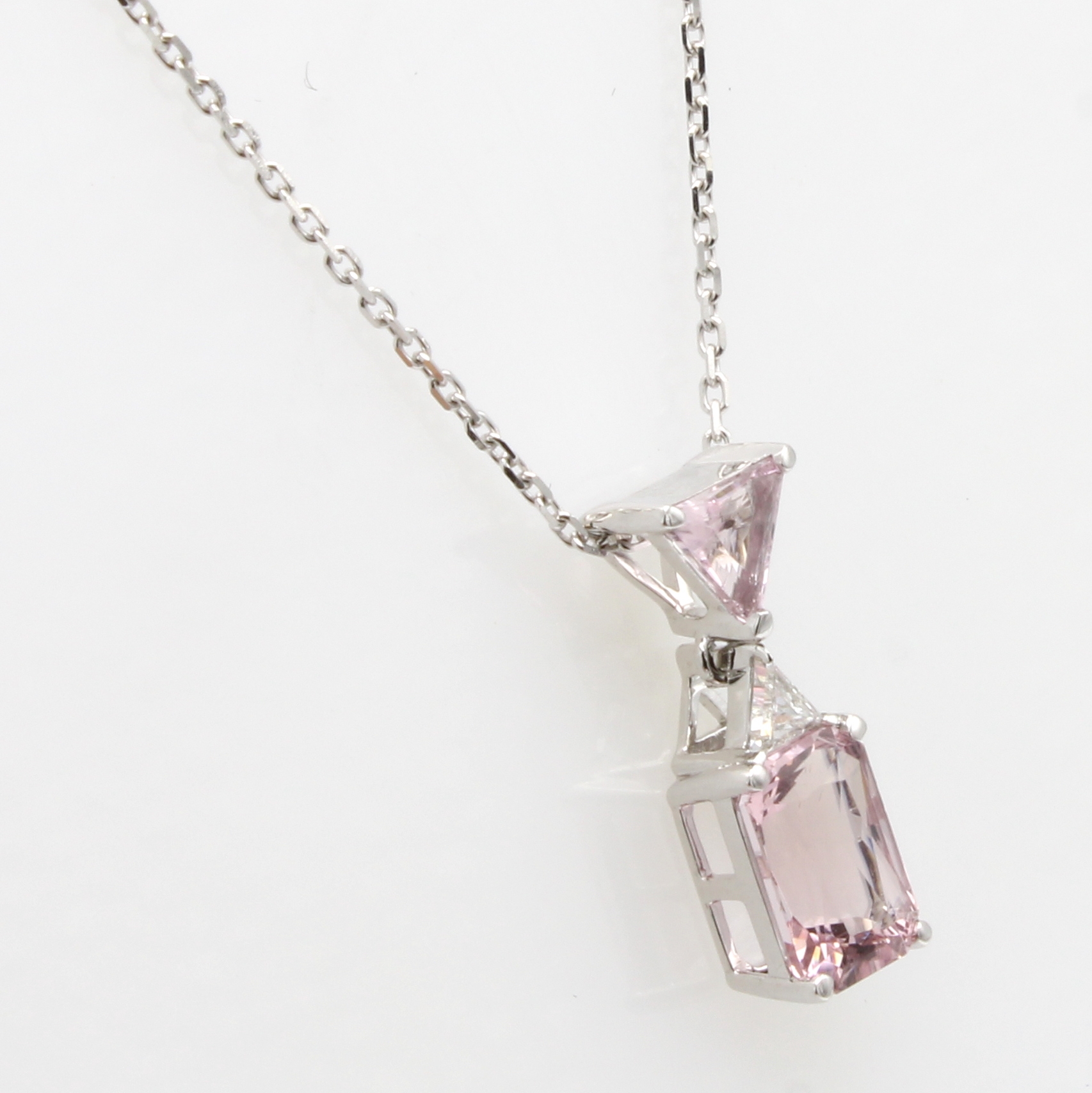 Image 27091548 - Anhänger mit Morganiten und Brillant an Kette, WG 585/000, Brill. ca. 0.12 ct feines ...