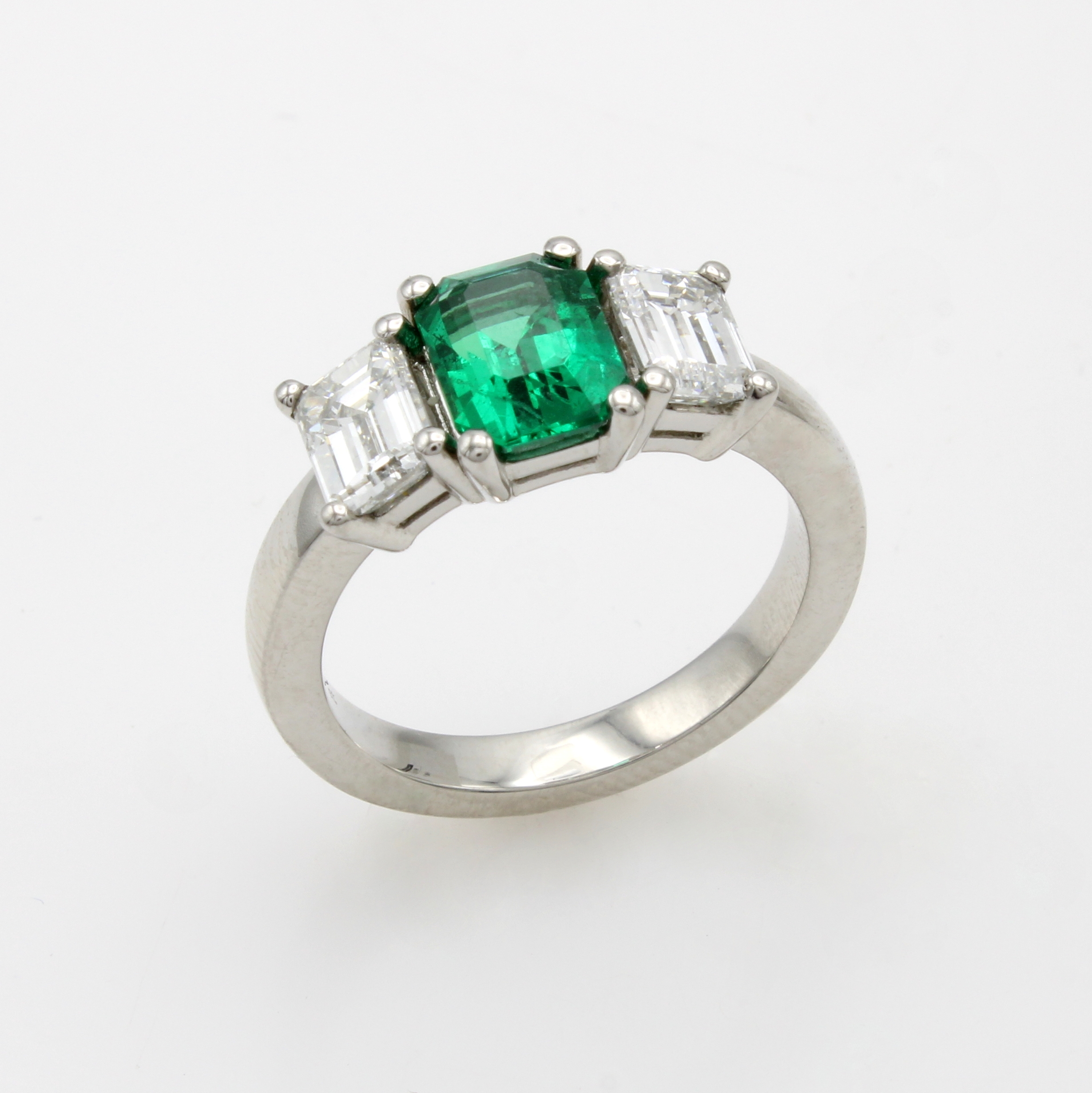 Image 27091561 - Ring mit Smaragd und Diamanten, Platin 950/000, achteck. Smaragd ca. 1.41 ct, 2 ...