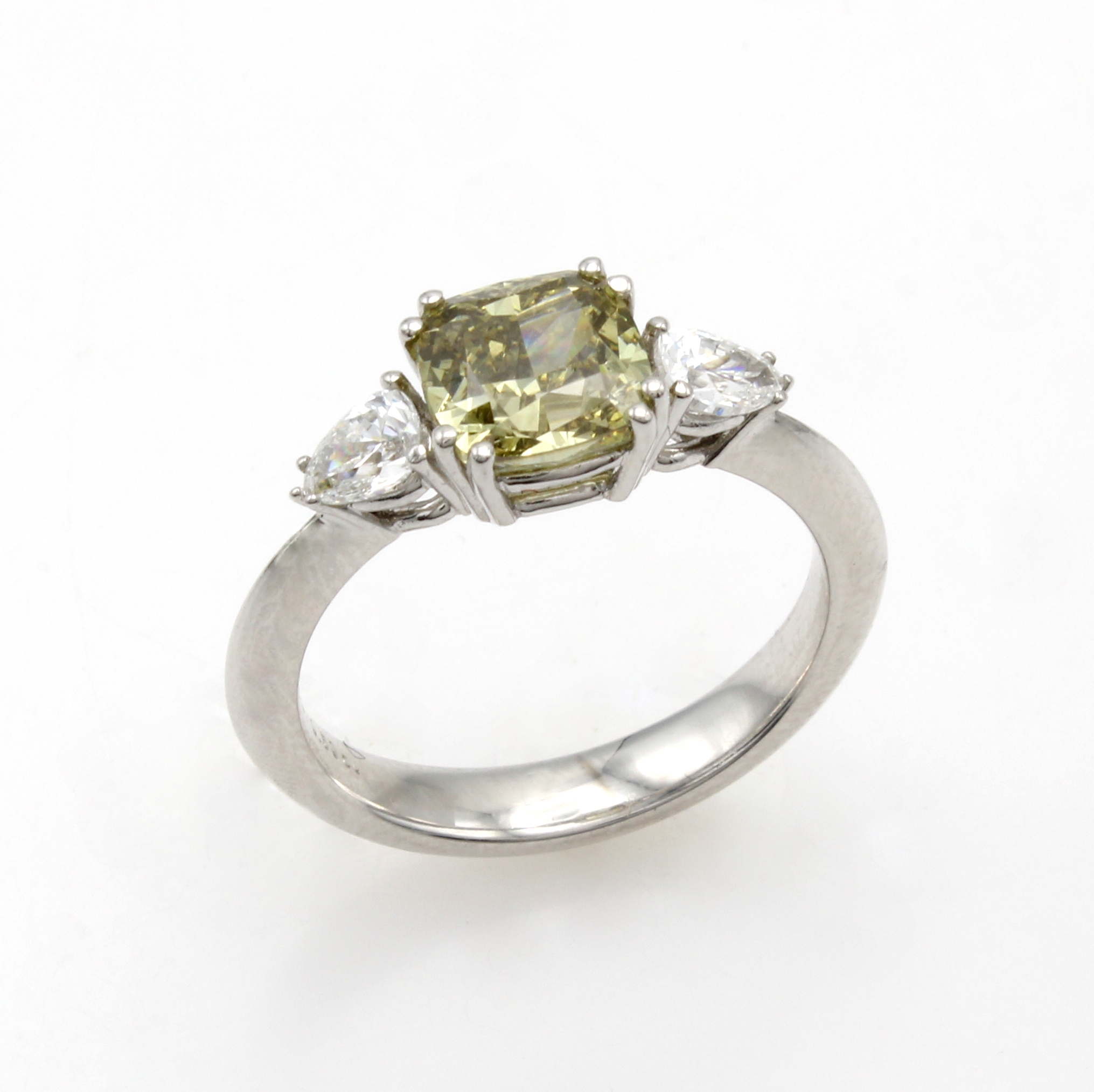 Image 27091562 - Ring mit Diamanten, WG 750/000, 1 Diamant im Cushion-Cut ca. 2.14 ct fancy yellow/vs2, 2 ...