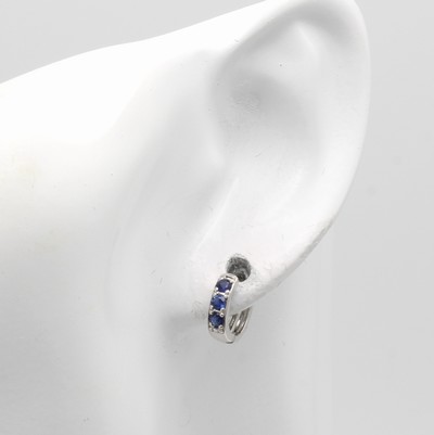 27091505a - Kleine Creolen mit Saphiren, WG 585/000, 6 Saphire zus. ca. 0.44 ct Schätzpreis: 960, - ...