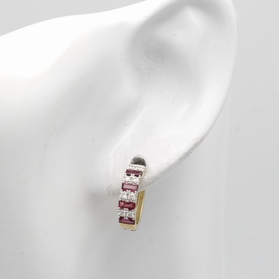 27091508a - Paar Creolen mit Rubinen und Brillanten, GG 585/000, 16 Brill. zus. ca. 0.32 ct feines ...