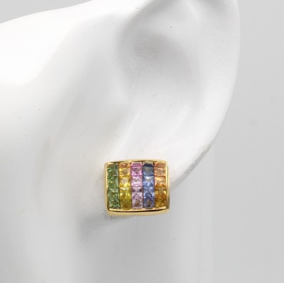27091512b - Paar Ohrstecker mit Saphiren, GG 750/000, bunte Saphircarrées zus. ca. 4.75 ct ...