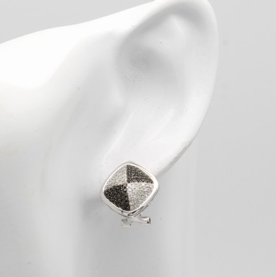 27091520b - Paar Ohrstecker mit Diamanten und Brillanten, WG 750/000, 100 Diam. zus. ca. 0.33 ct ...