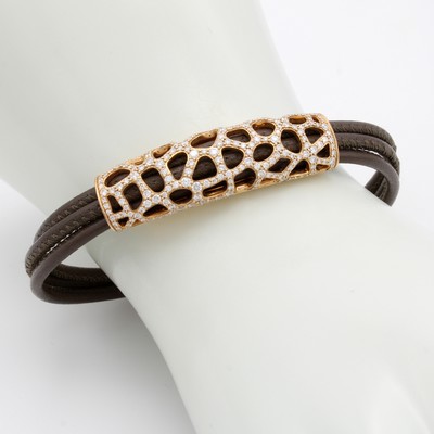 27091558a - 3-reihiges Lederarmband mit Brillanten, RG 750/000, braunes Leder, ornamentreiches Gold- ...