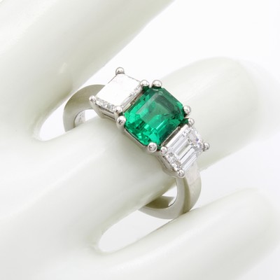 27091561a - Ring mit Smaragd und Diamanten, Platin 950/000, achteck. Smaragd ca. 1.41 ct, 2 ...