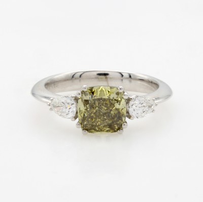 27091562a - Ring mit Diamanten, WG 750/000, 1 Diamant im Cushion-Cut ca. 2.14 ct fancy yellow/vs2, 2 ...