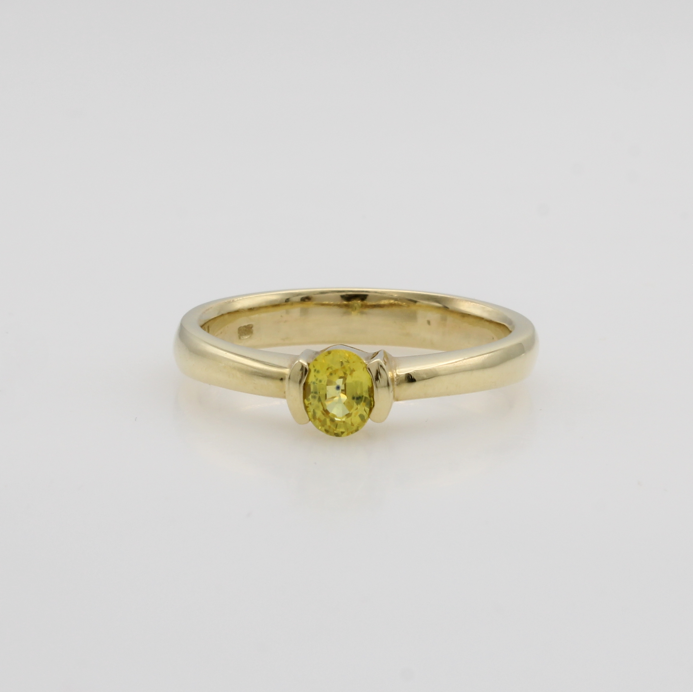 Image 27091722 - Ring mit Saphir, GG 585/000, ovaler, gelber Saphir in Halbzarge gef. ca. 5x4 mm, RW ca. ...