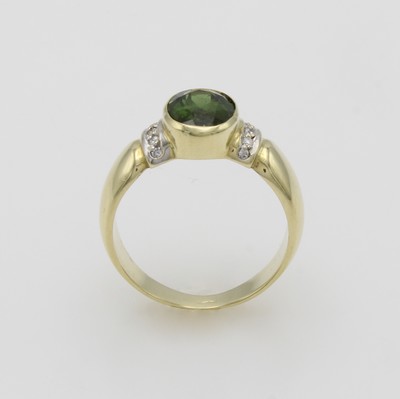 27091755a - Ring mit Turmalin und Brillanten, GG 585/000, ovaler, grüner Turmalin in Zargenfassung ...