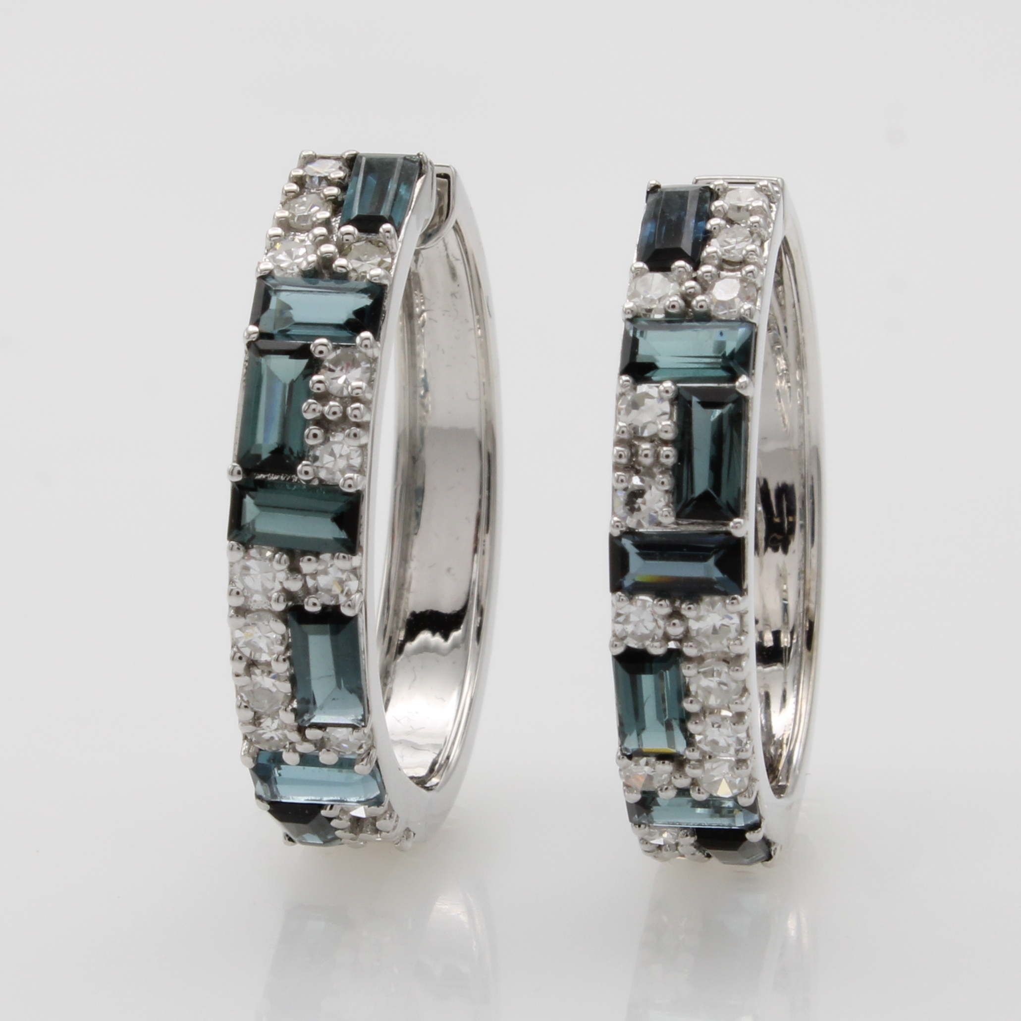 Image 27091866 - Paar Creolen mit Brillanten und Turmalinen, GG 585/000, 14 grüne Turmaline zus. ca. ...