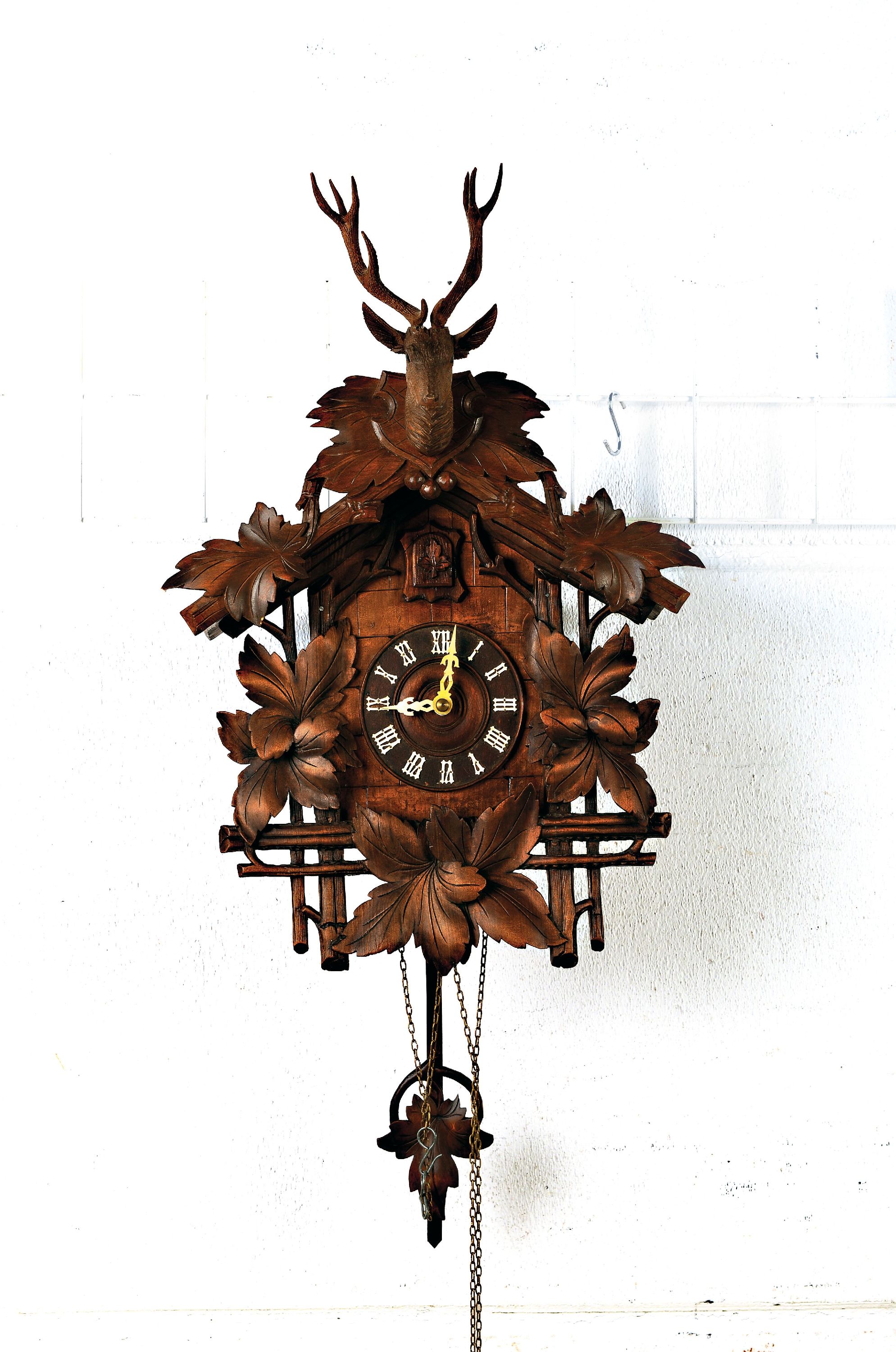 Image 27091869 - Kuckucksuhr, Schwarzwald, 1950/60er Jahre, geschnitzte Holzfront mit Hirschkopf u. ...