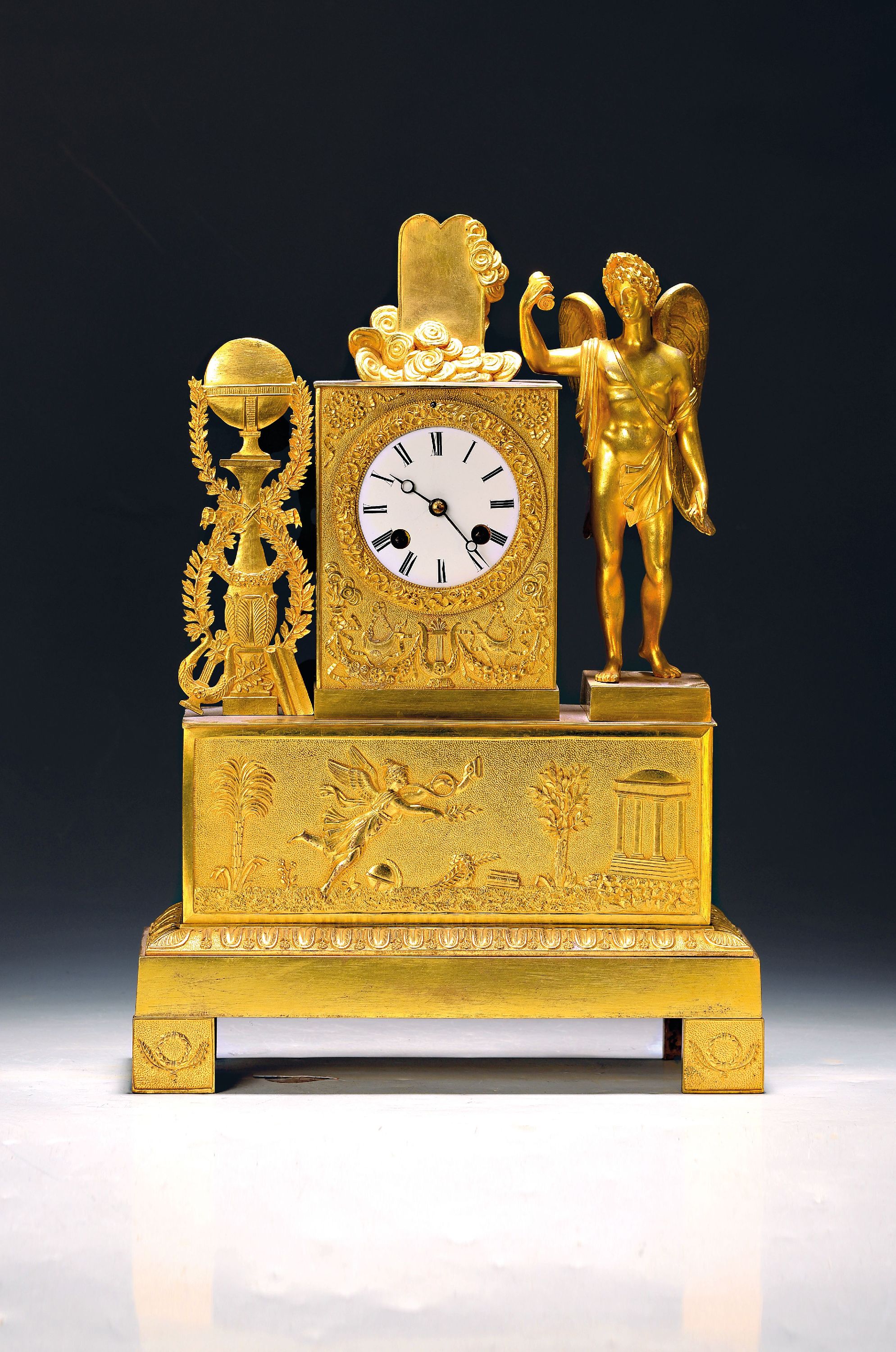 Image 27091873 - Pendule Frankreich um 1830, feuervergoldete verzierte Bronze (partiell ber.), Sockel mit ...