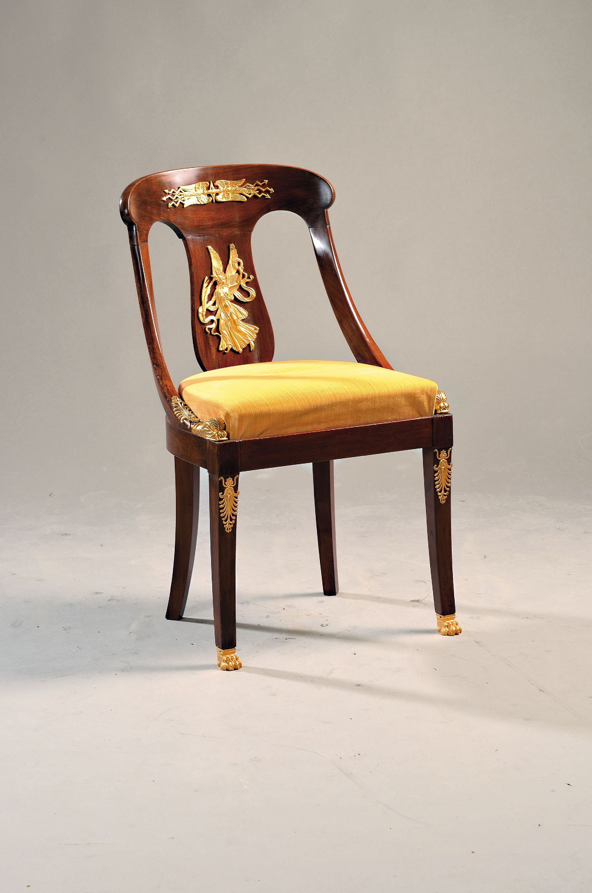 Empirestuhl, wohl Frankreich, um 1820, Mahagoni massiv, vergoldete Applikationen , mittig mit Engel, ca. 81 x 47 cm, EZ 2-3