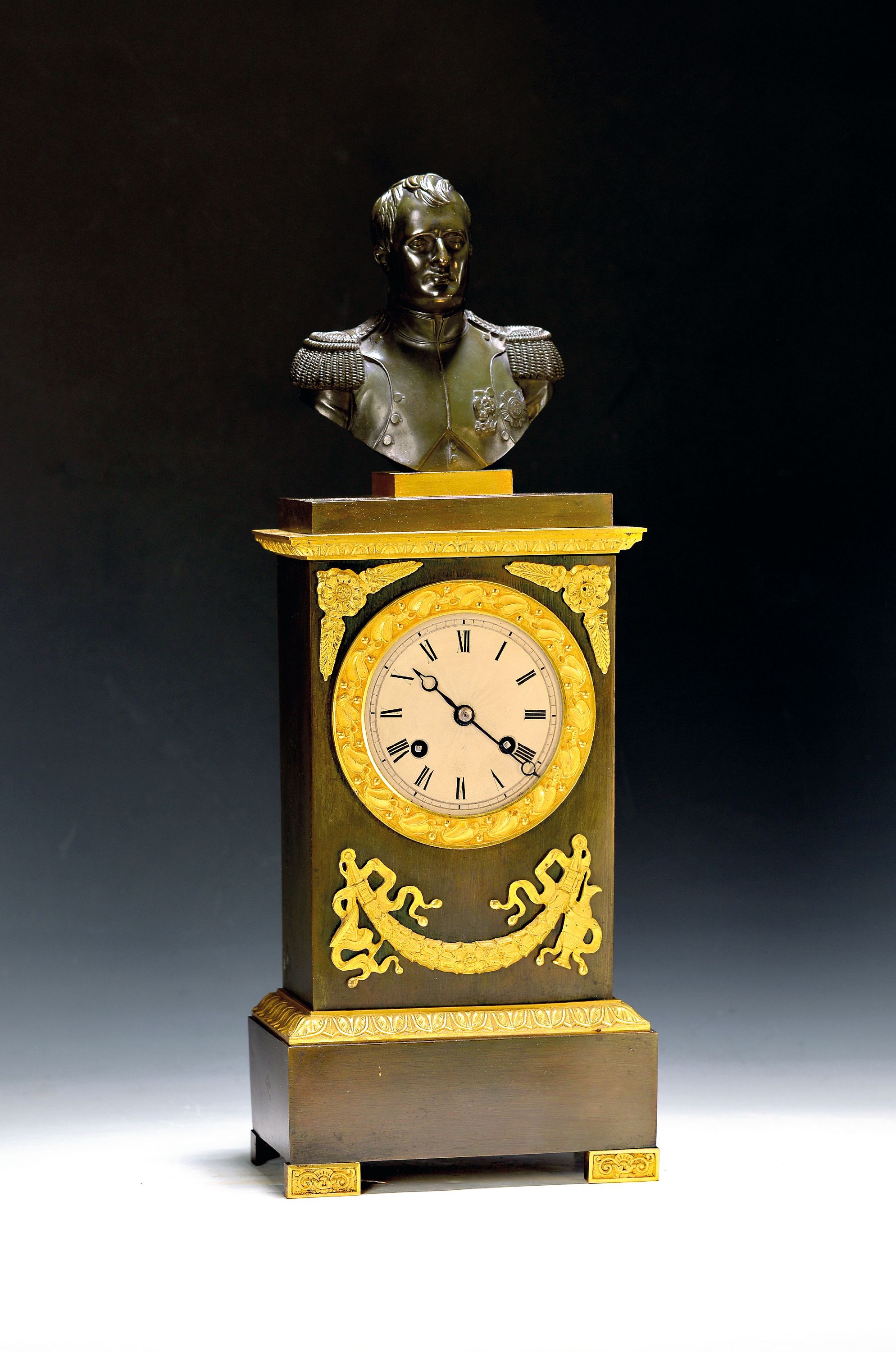 Image 27091884 - Pendule, Empire, Frankreich, um 1800/10, Bronzegehäuse, partiell brüniert, mit ...