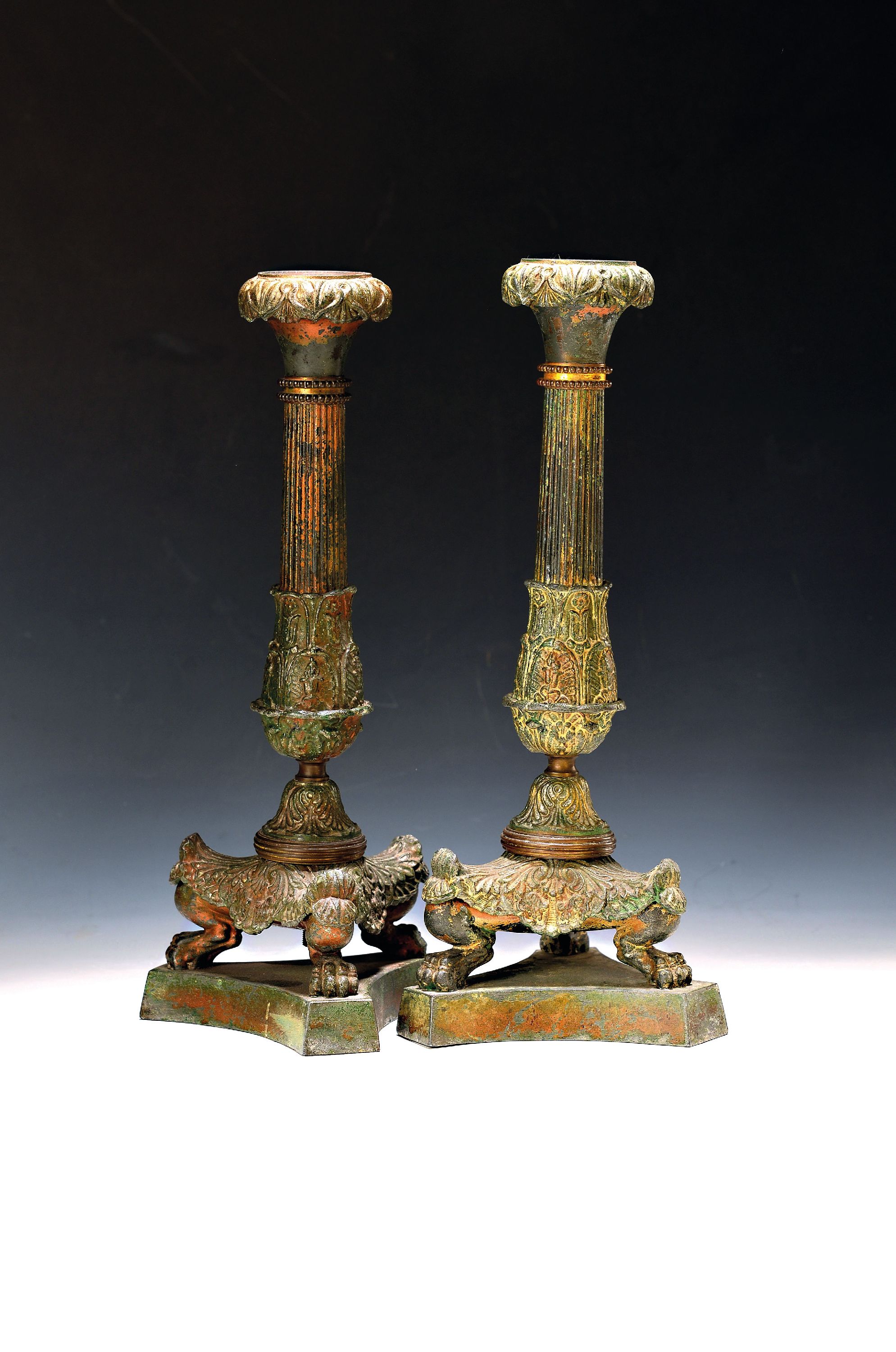 Image 27091887 - Paar große Leuchter, Empirestil, 19. Jh., Bronze, patiniert, Altersspuren, H. ca. 36.5cm