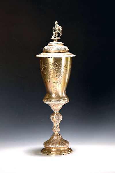 Image Großer Deckelpokal, deutsch, datiert 1903, Metall versilbert, Form barock, auf dem ...