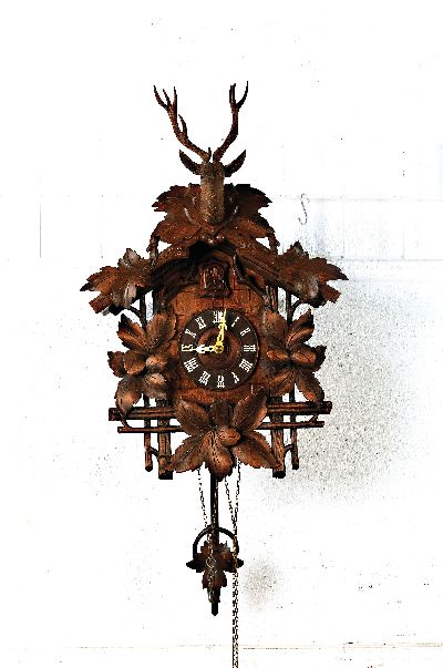 Image Kuckucksuhr, Schwarzwald, 1950/60er Jahre, geschnitzte Holzfront mit Hirschkopf u. ...