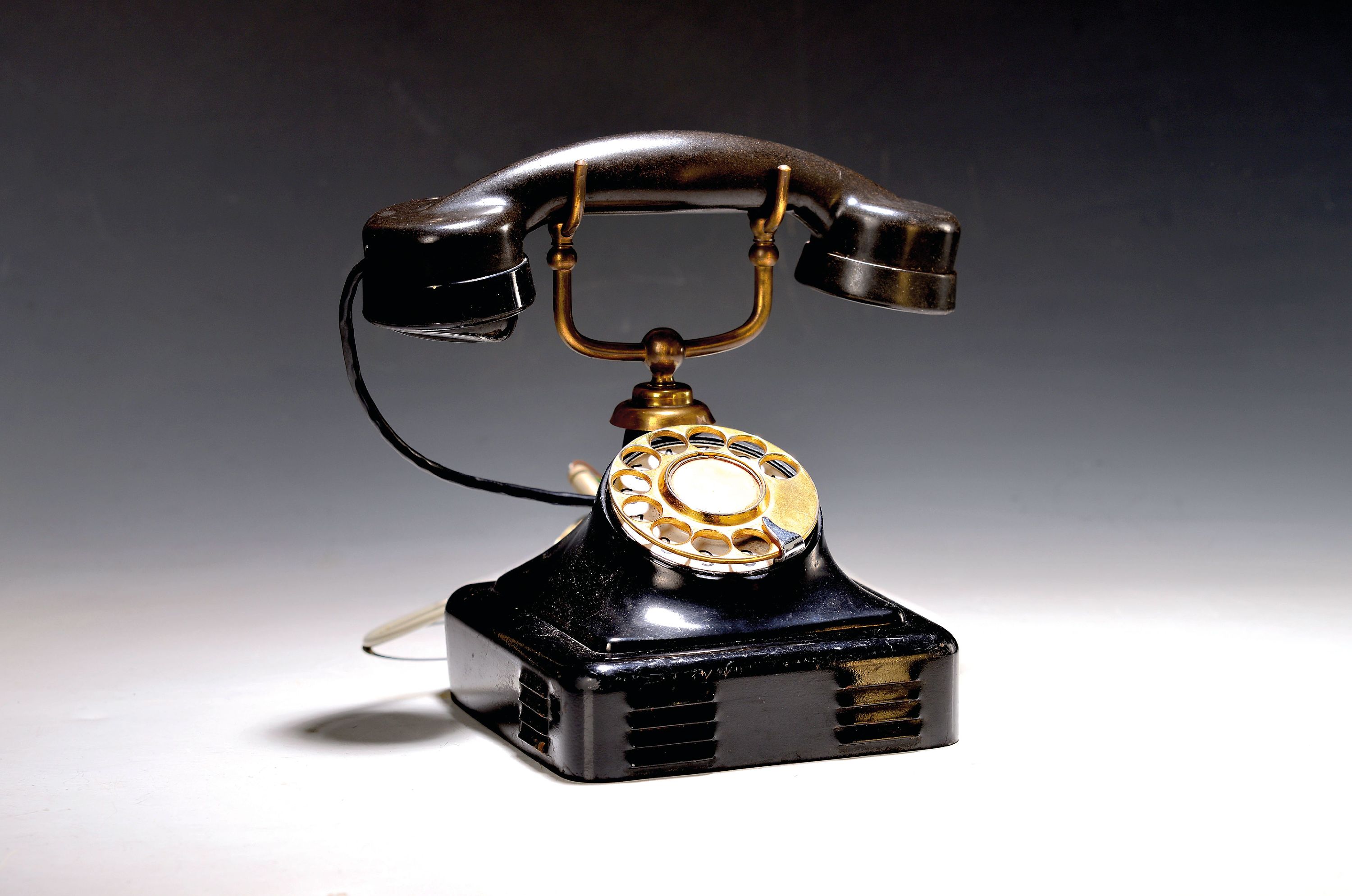 Image 27091948 - Altes Wählscheibentelefon Bakelit, wohl englisch, Mitte 20. Jh., Bakelit und Metall, ...