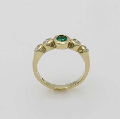 27092468a - Ring mit Smaragd und Brillanten, GG 585/000, ovaler Smaragd, 4 Brill. zus. ca. 0.20 ct ...
