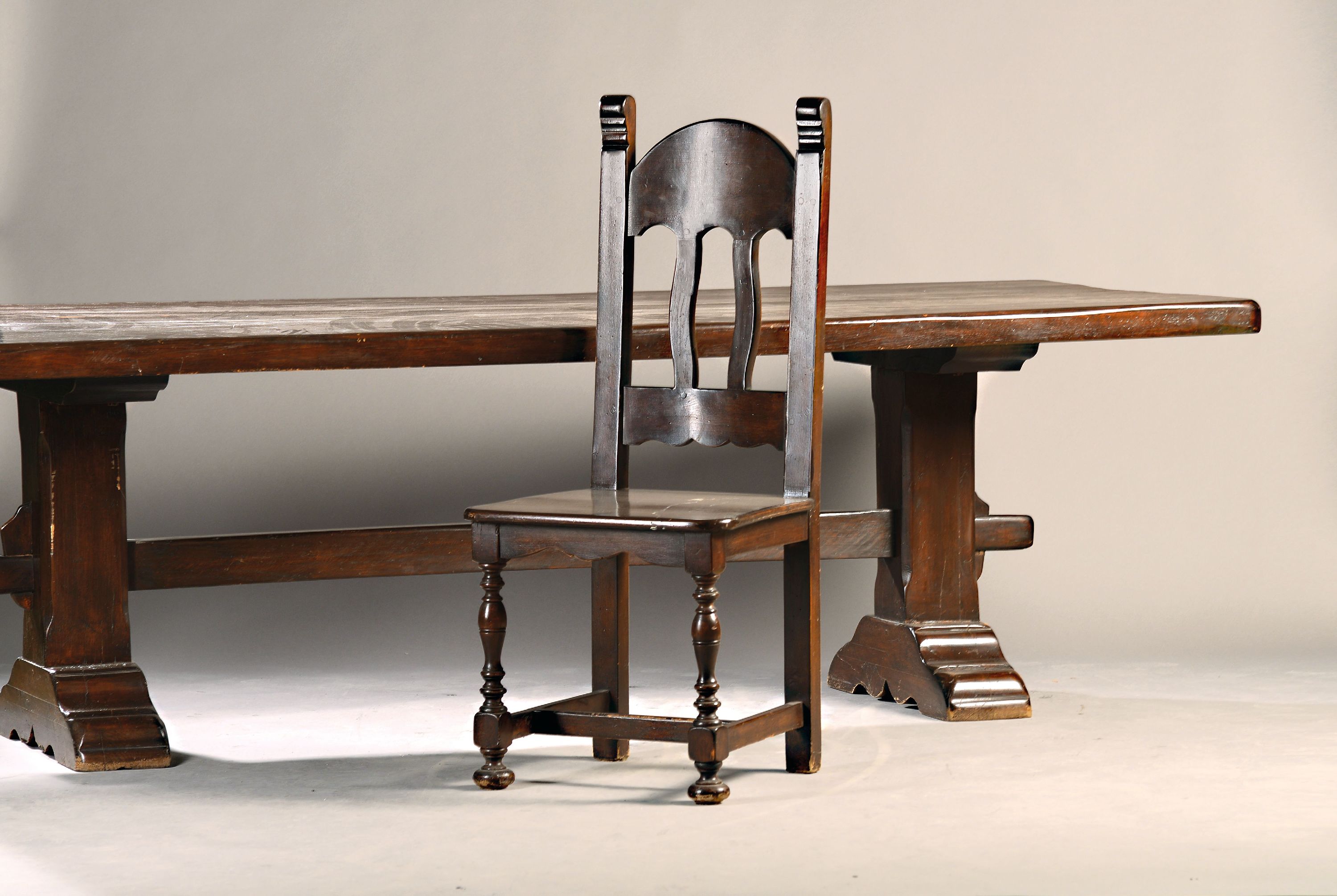 Image 27092590 - Refektoriumstisch mit 8 Stühlen, wohl Italien, um 1900, Eiche massiv, dunkel gebeizt, ...