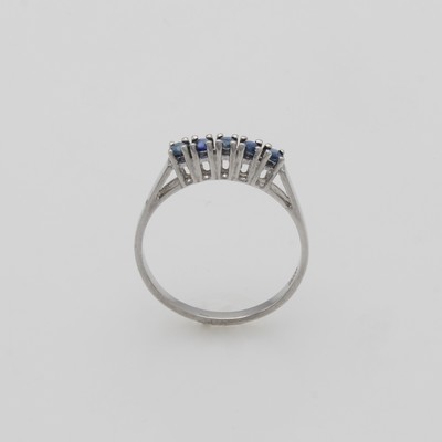 27092593a - Ring mit Saphiren, WG 585/000, 5 Saphire in Krappenfassungen, RW ca. 54.5 Schätzpreis: ...