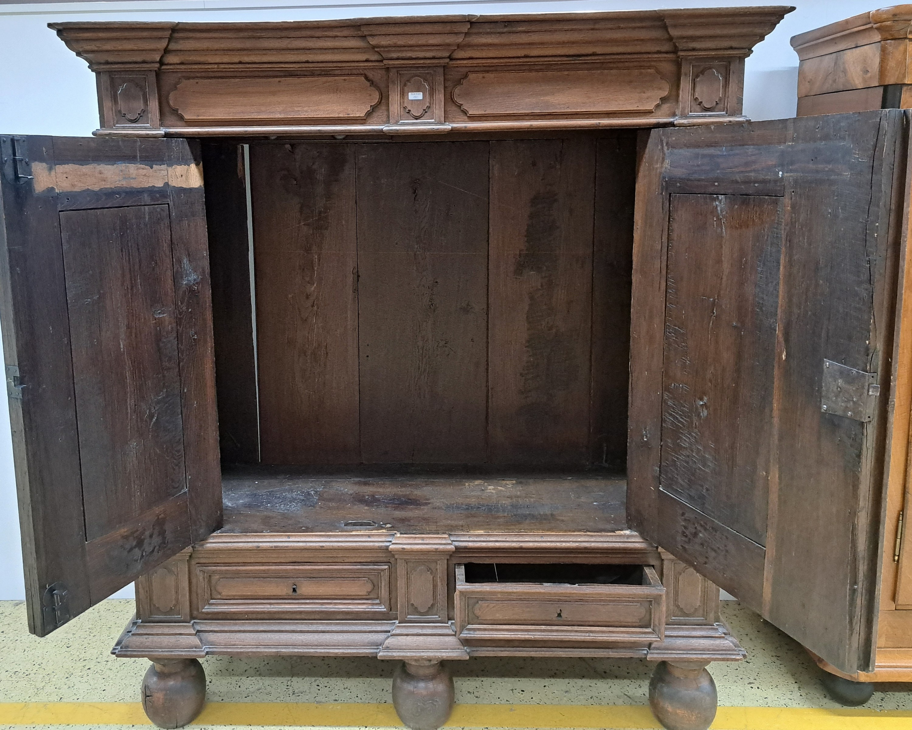 Detail a: Barockschrank, Eiche, 18.Jh., zweitürig, auf Rahmen gearbeitet, mit Bastionsfüllungen, Sockel mit 2 Schubladen, ohne Schlüssel, ca. 201x187x86 cm, ...