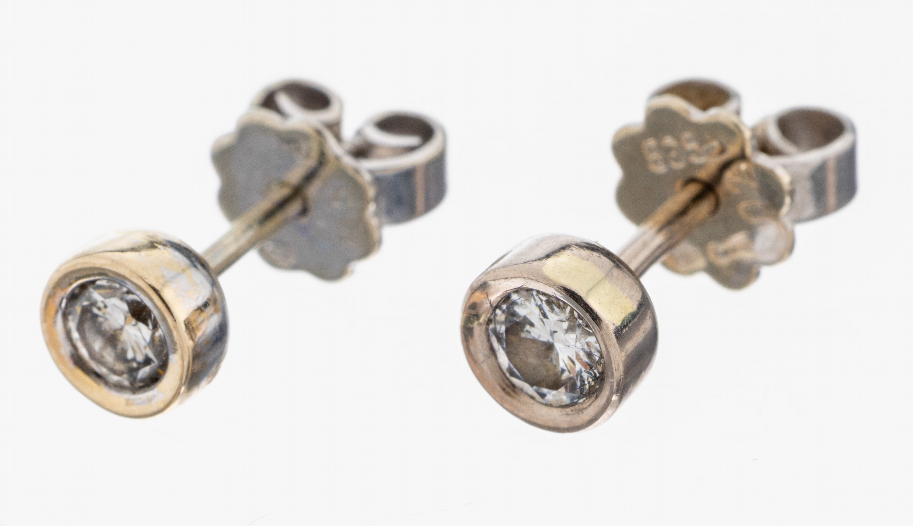 Image 27092635 - Paar 18 kt Gold Brillant-Ohrstecker, WG 750/000, 2 Brillanten zus. ca. 0.40 ct ...