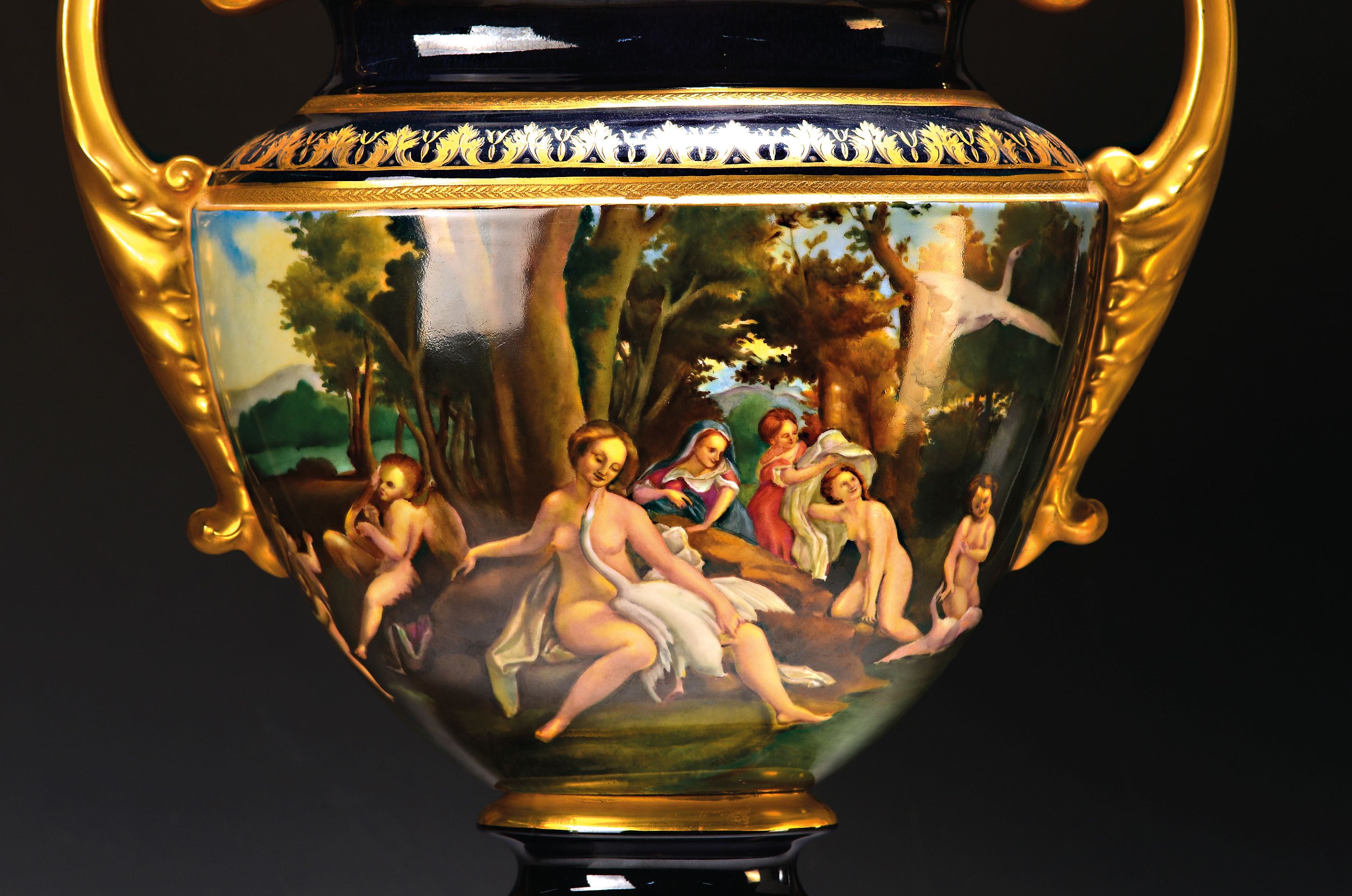 Detail a: Sehr Großer Deckelpokal/Deckelvase, Hutschenreuther Hohenberg, signiert Egon Grieshammer 1967, aufw. Bemalung beider Seiten, Leda mit Schwan und ...