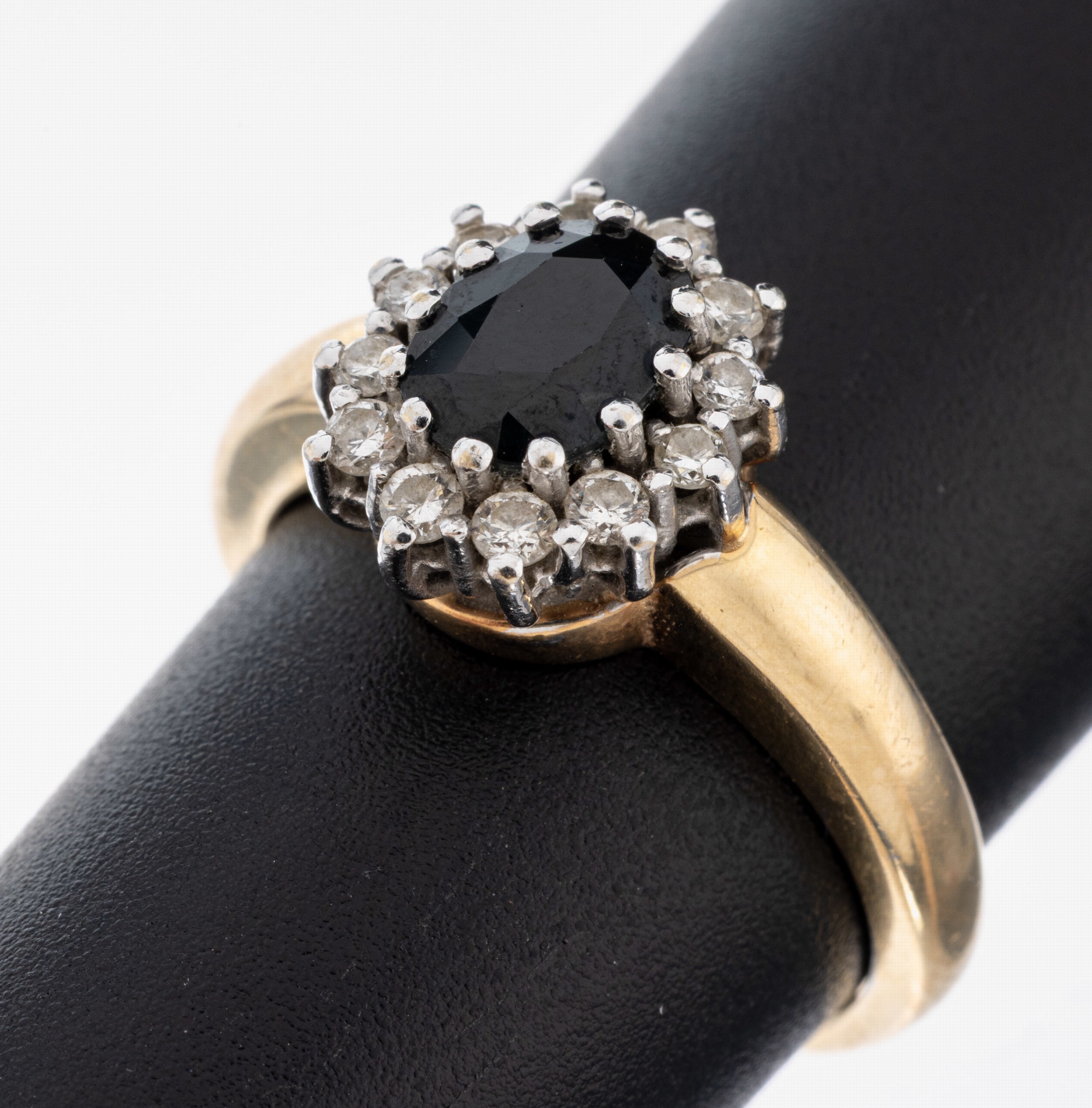 Image 27092654 - 14 kt Gold Saphir-Brillant-Ring, GG/WG 585/000, mittig ovalfacett. Saphir ca. 1.0 ct,10 ...