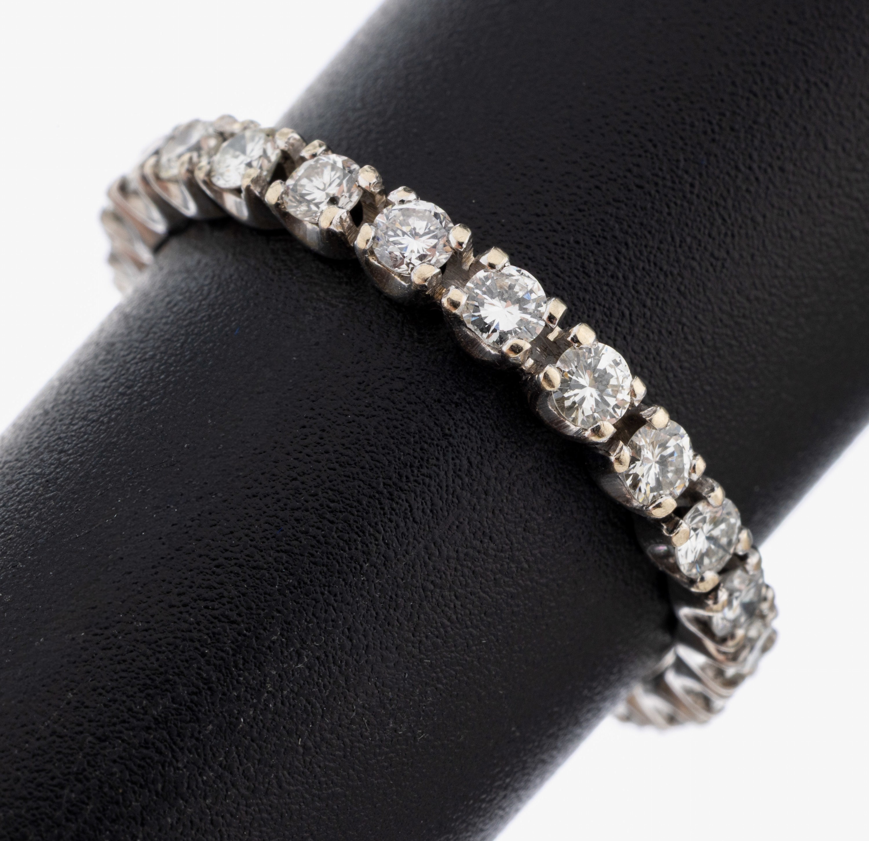 Image 27092672 - 14 kt Gold Brillant-Memoryring, WG 585/000,24 Brillanten zus. ca. 1.30 ct Weiß-l.get. ...