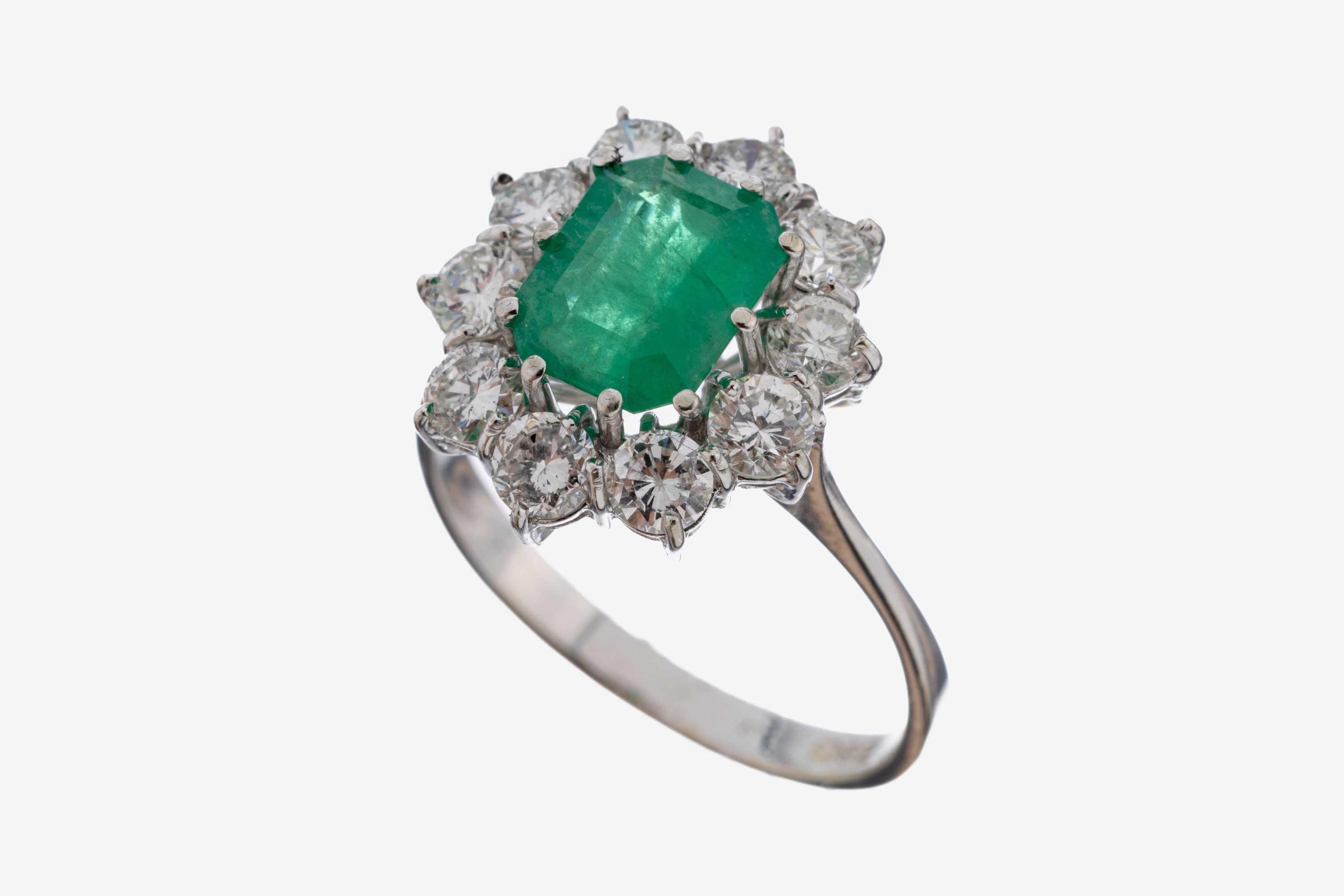 Image 27092677 - 14 kt Gold Smaragd-Brillant-Ring, WG 585/000, mittig erhaben gefasster Smaragd im ...