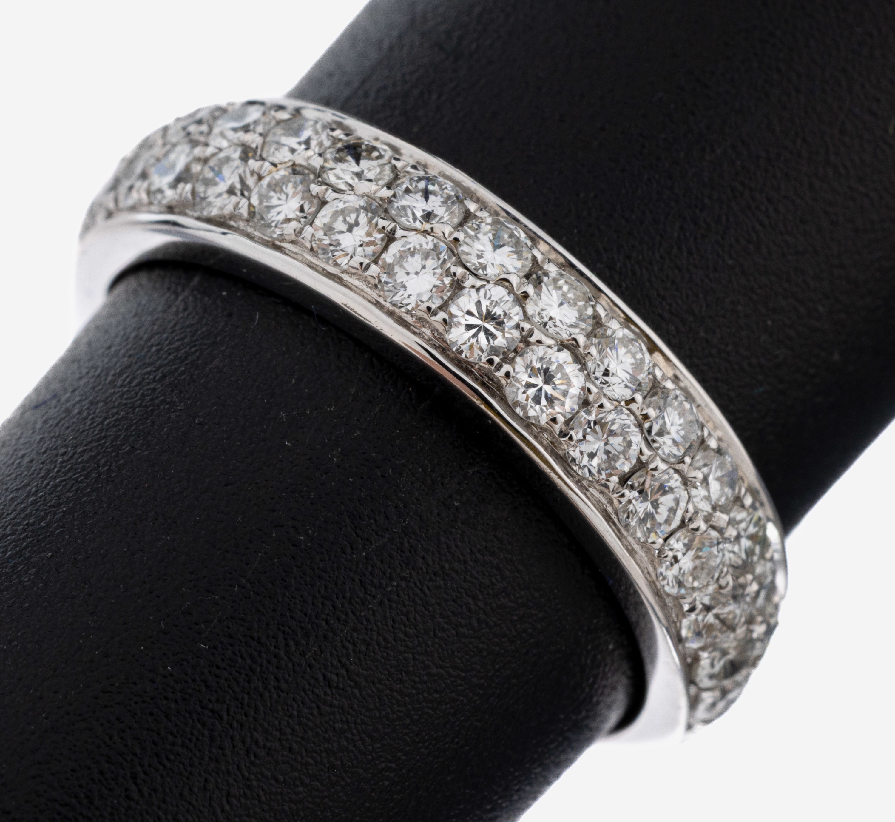 Image 27092691 - 14 kt Gold Brillant-Ring, WG 585/000, 36 Brillanten zus. ca. 1.07 ct (grav.) feines ...