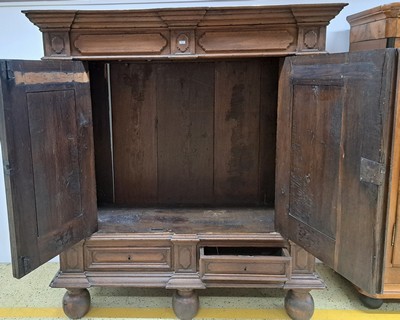 27092621a - Barockschrank, Eiche, 18.Jh., zweitürig, auf Rahmen gearbeitet, mit Bastionsfüllungen, ...