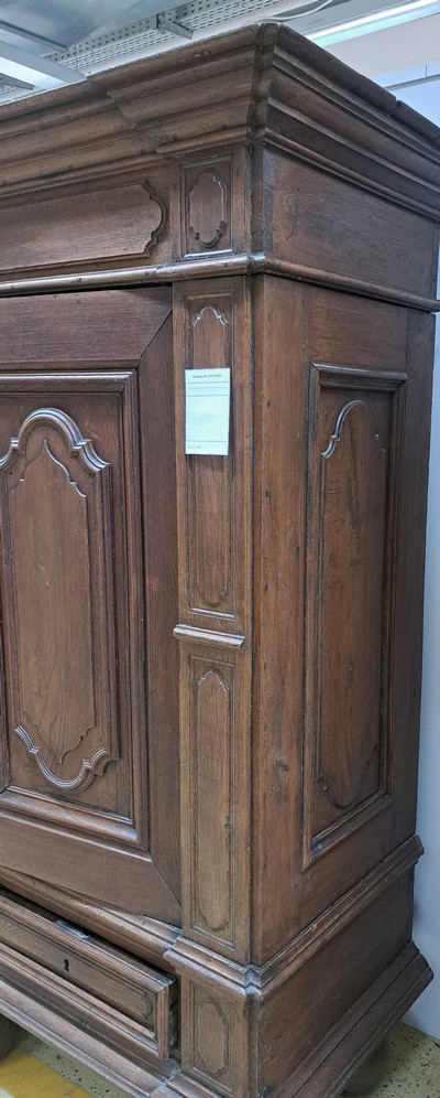 27092621c - Barockschrank, Eiche, 18.Jh., zweitürig, auf Rahmen gearbeitet, mit Bastionsfüllungen, ...