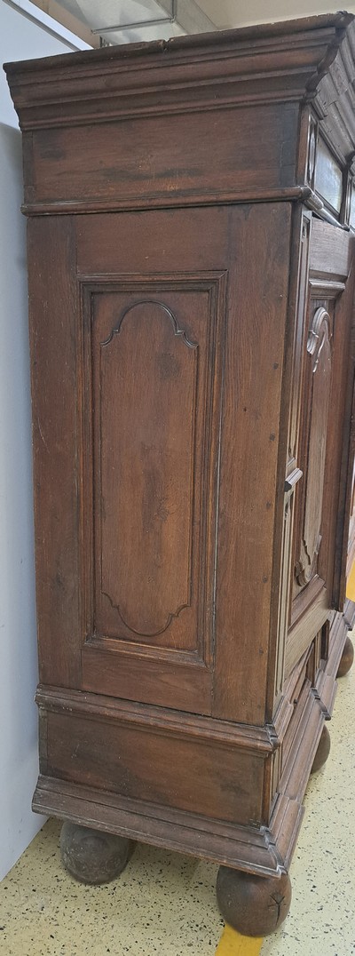 27092621d - Barockschrank, Eiche, 18.Jh., zweitürig, auf Rahmen gearbeitet, mit Bastionsfüllungen, ...