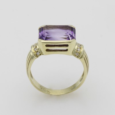 27092678a - Ring mit Amethyst und Diamanten, GG 585/000, achteckiger Amethyst, Diam. zus. ca. 0.05 ...