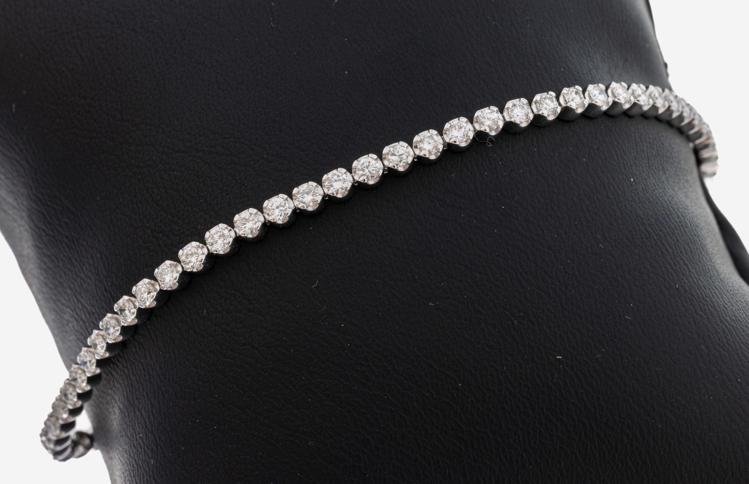 Image 27092716 - 14 kt Gold Brillant-Linienarmband, WG 585/000, 65 Brillanten zus. ca. 2.07 ct (grav.) ...