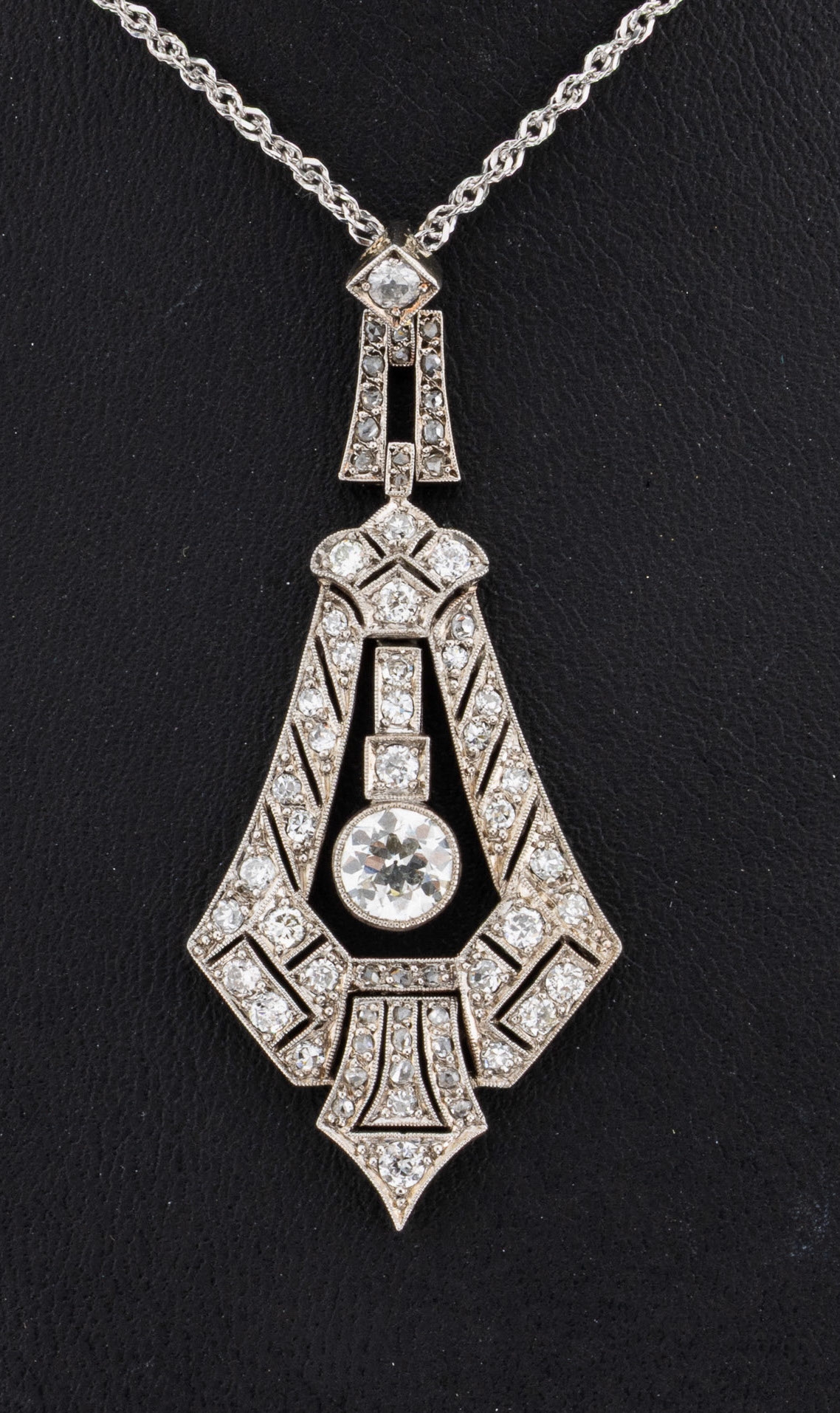 Detail a: 18 kt Gold Art Deco Diamant-Anhänger, um 1920, WG 750/000, feines geometrisches Design, mittig Altschliffdiamant ca. 0.60 ct Weiß/vs, ...