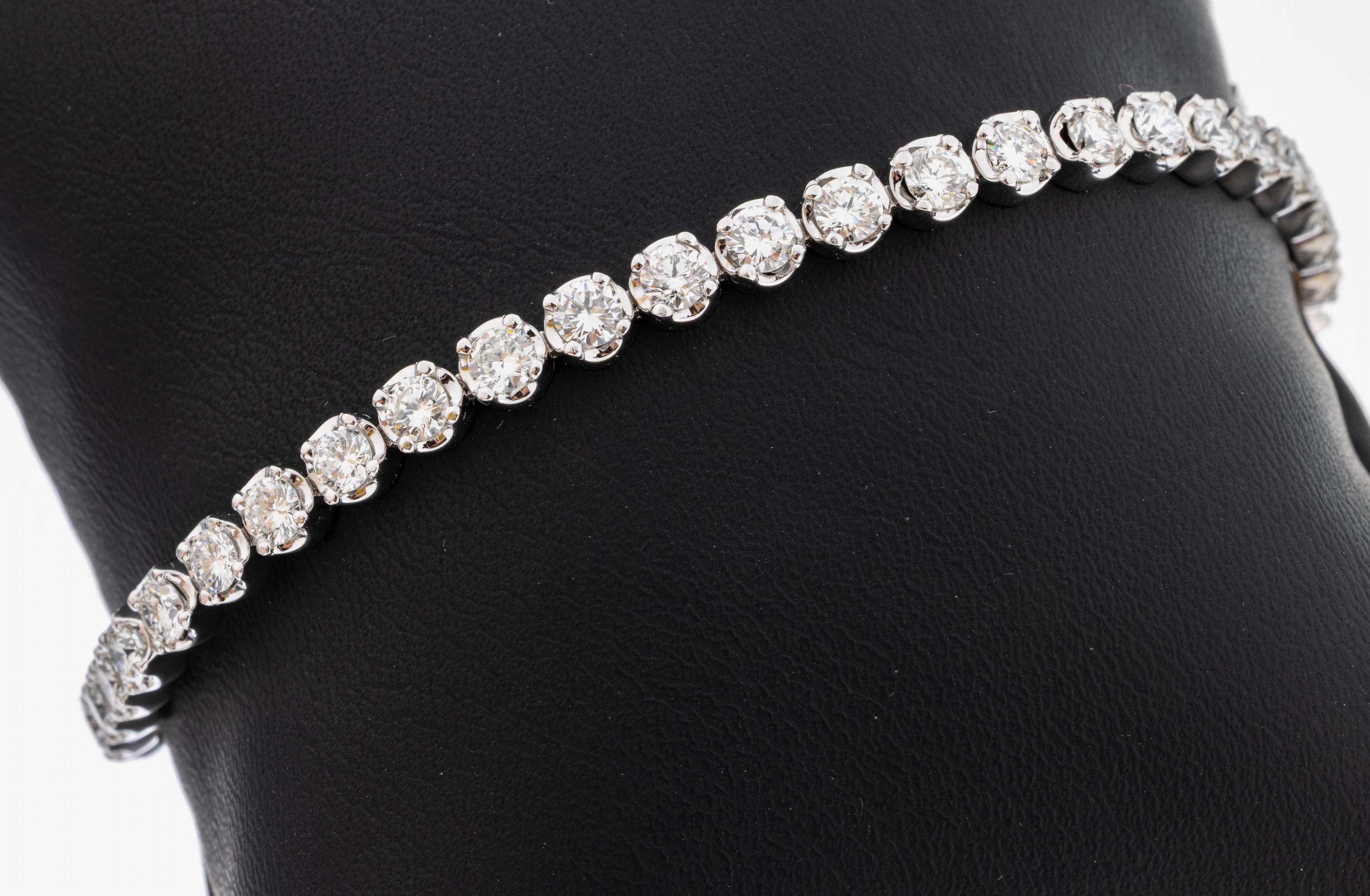 Image 27092720 - 14 kt Gold Brillant-Linienarmband, WG 585/000, 42 Brillanten zus. ca. 5.20 ct ...