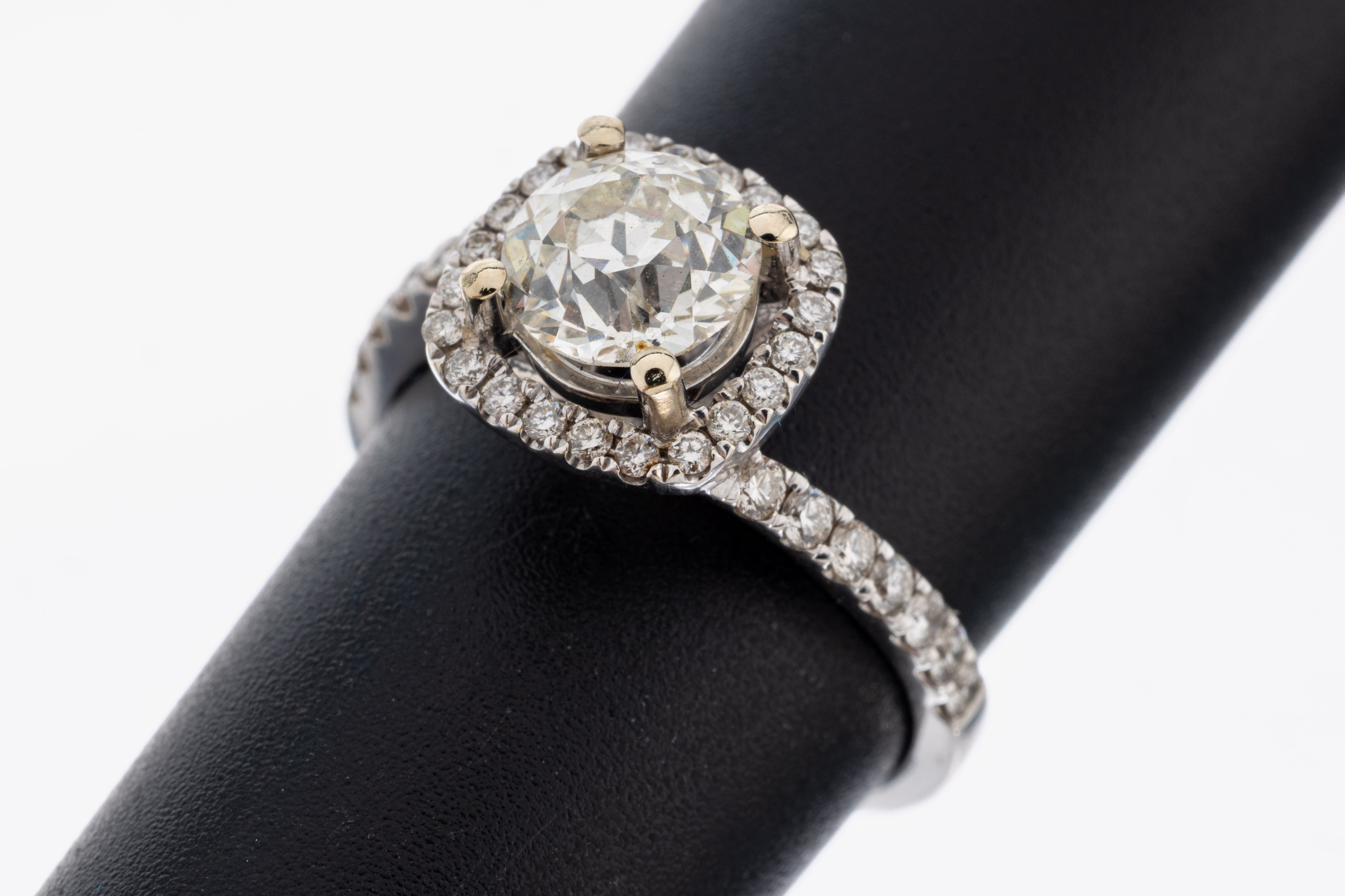 Image 27092723 - 18 kt Gold Diamant-Ring, WG 750/000, mittigAltschliffdiamant ca. 1.20 ct get. Weiß/p, ...