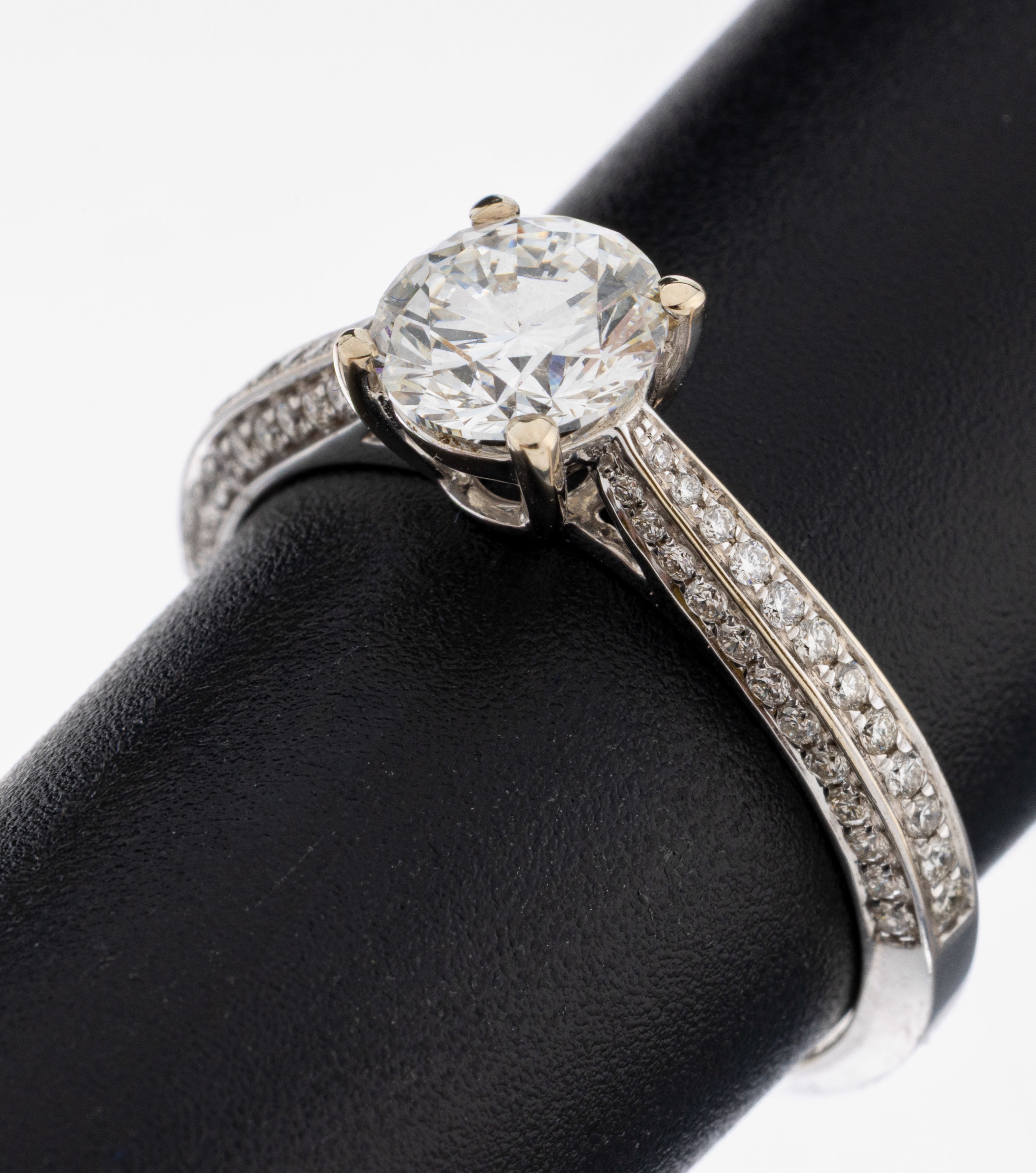 Image 27092726 - 18 kt Gold Brillant-Ring, WG 750/000, mittig Brillant ca. 1.15 ct feines Weiß(G)/ ...