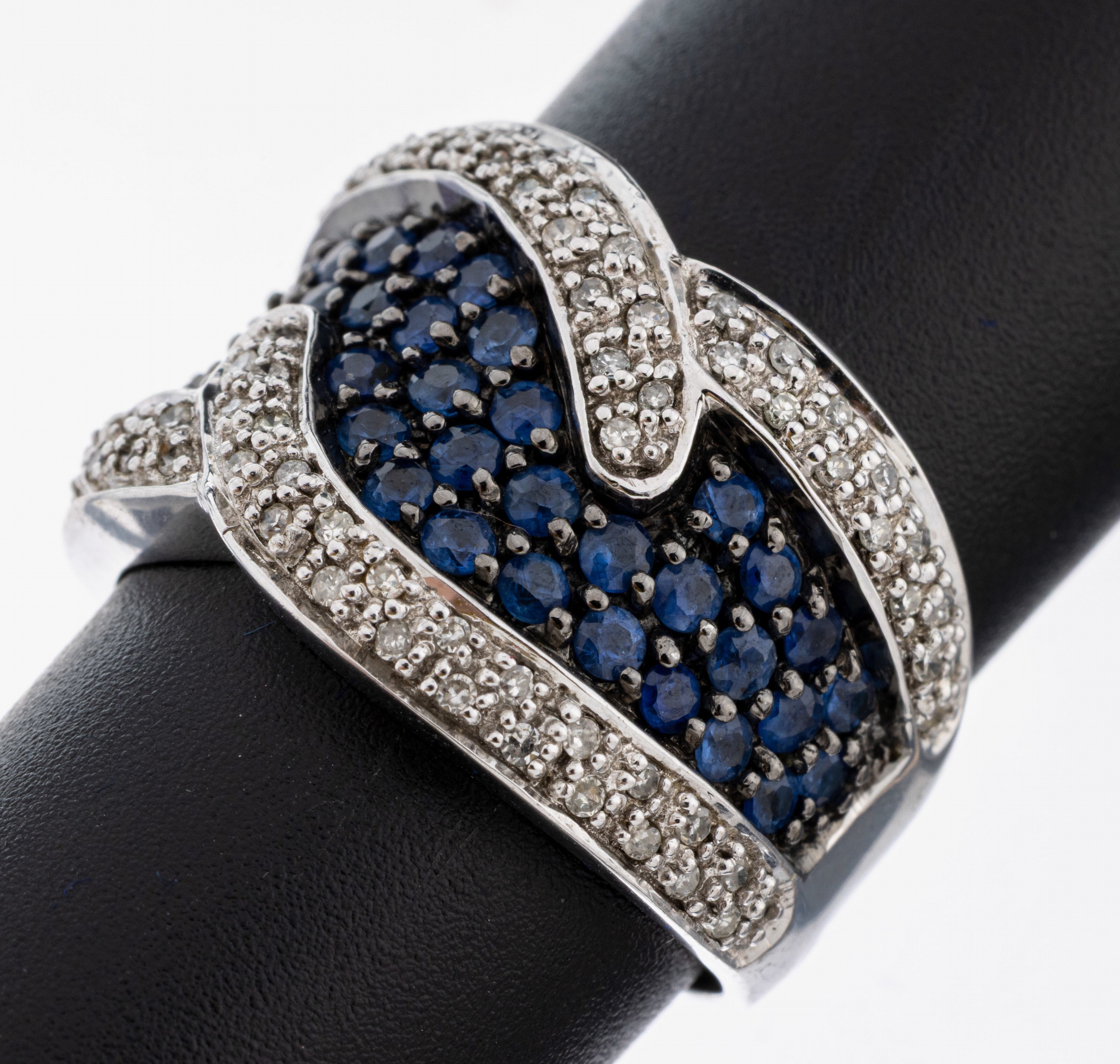 Image 27092727 - 9 kt Gold Saphir-Diamant-Ring, WG 375/000, 43 rundfacett. Saphire zus. ca. 2.0 ct, 78 ...