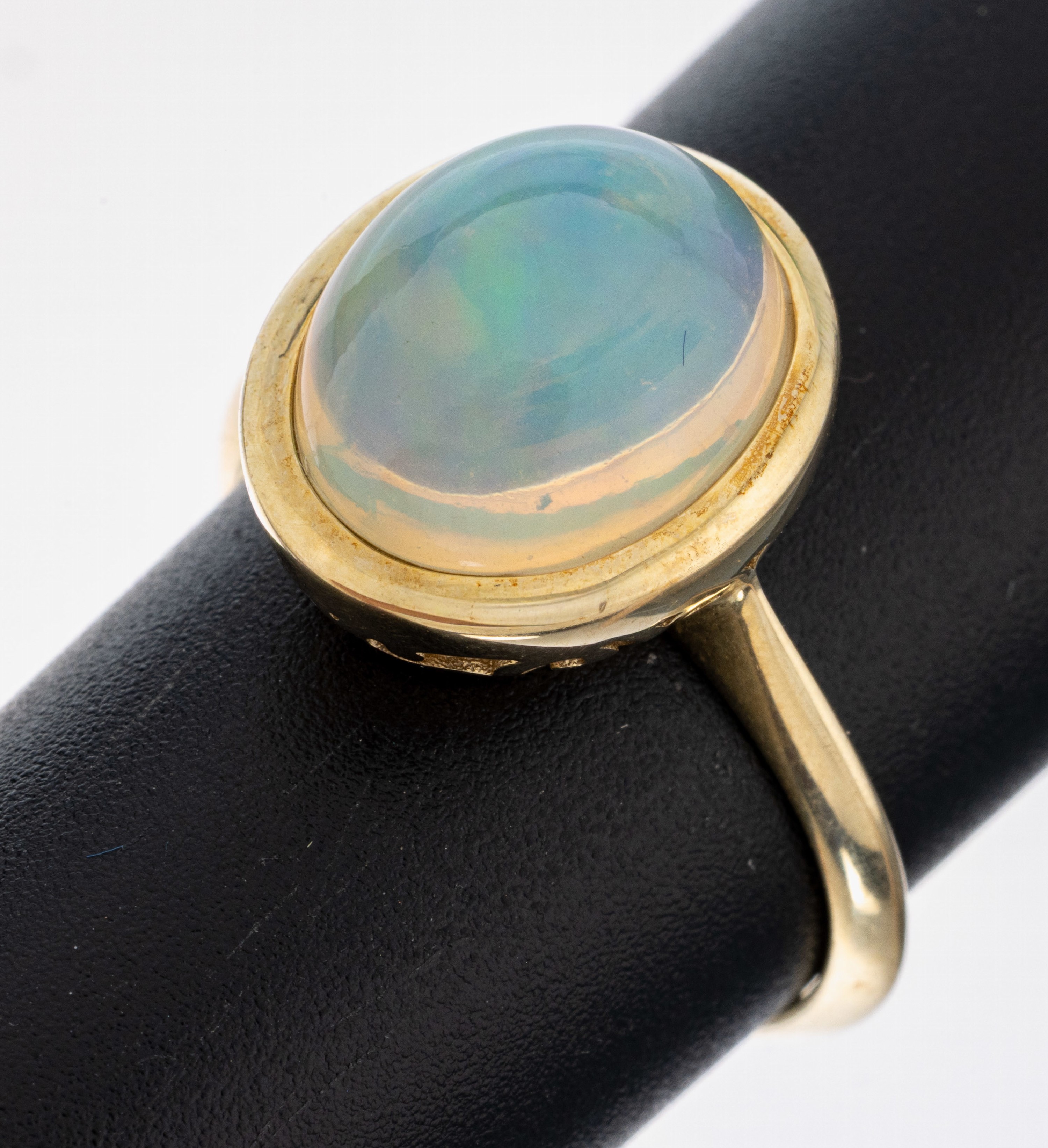 Image 27092736 - 9 kt Gold Opal-Ring, GG 375/000, schlichtesDesign, ovaler Opal-Cabochon ca. 3.0 ct, RW ...