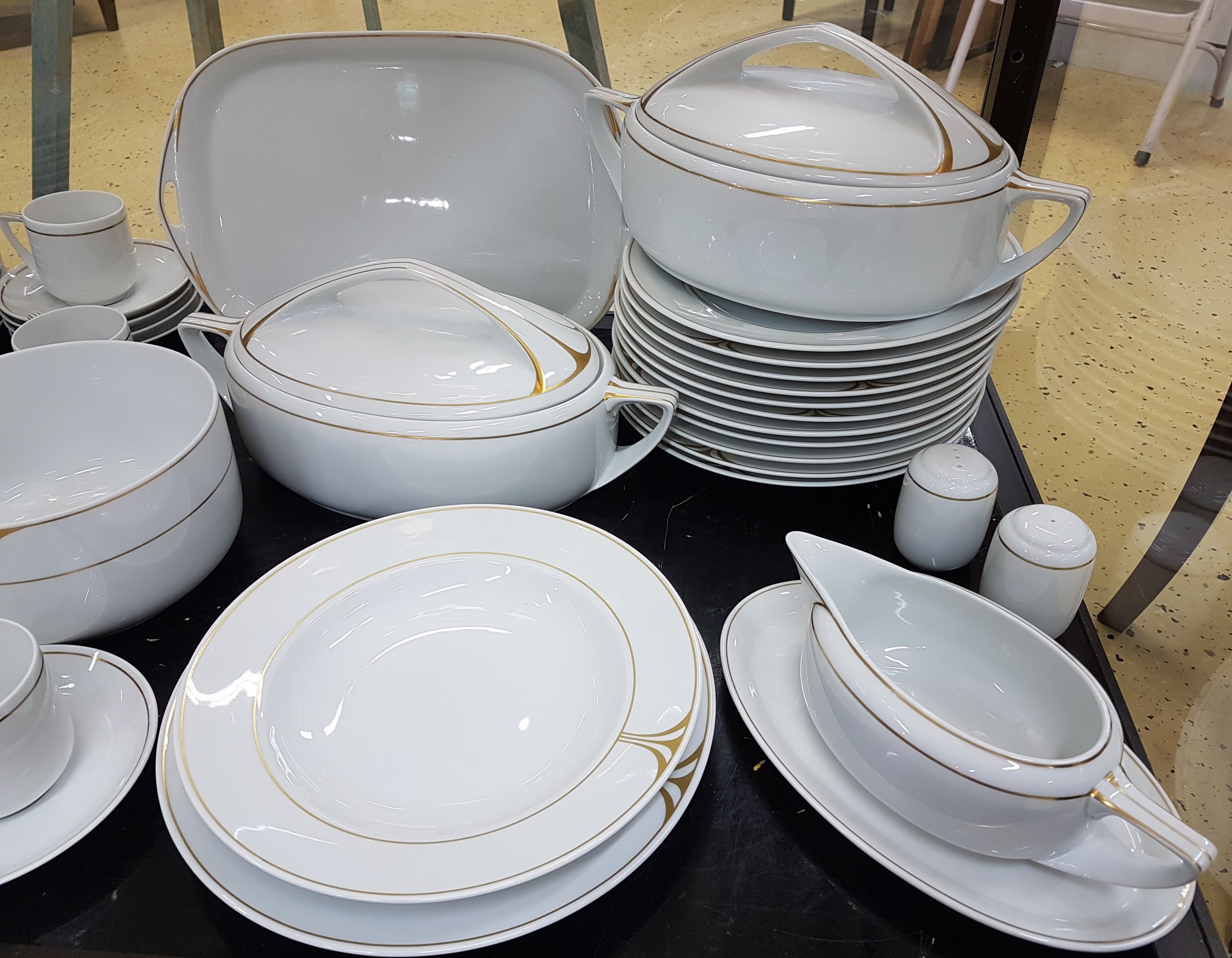 Detail a: Kaffee- und Speiseservice, Rosenthal, Donatello, Porzellan, Goldstaffage, Kaffeekanne, zwei Milchkännchen, zwei Zuckerdose, 11 Tassen mit 12 ...
