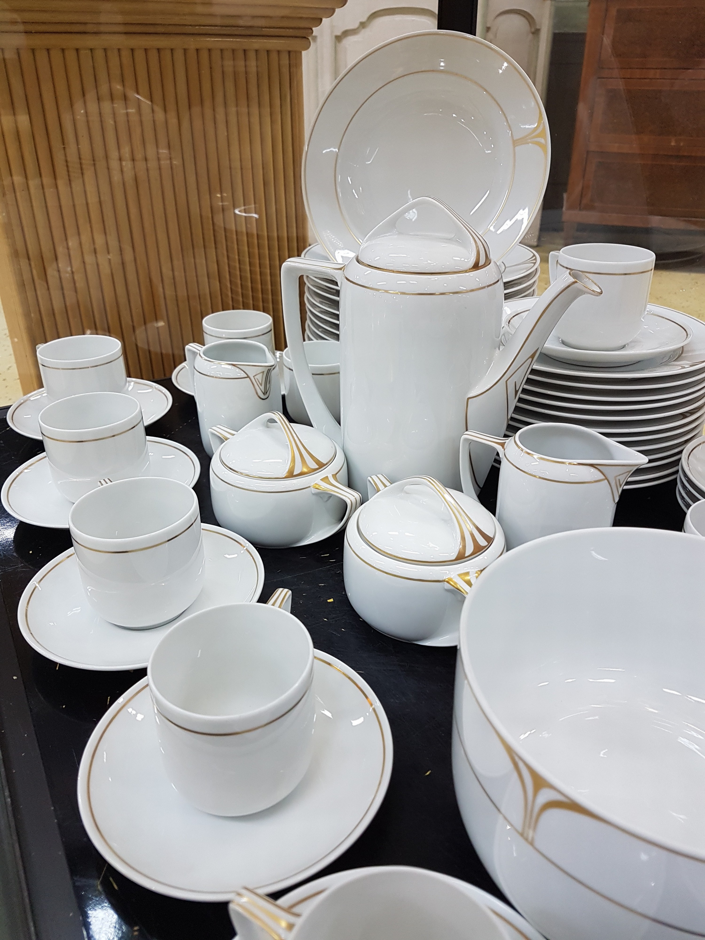 Detail c: Kaffee- und Speiseservice, Rosenthal, Donatello, Porzellan, Goldstaffage, Kaffeekanne, zwei Milchkännchen, zwei Zuckerdose, 11 Tassen mit 12 ...