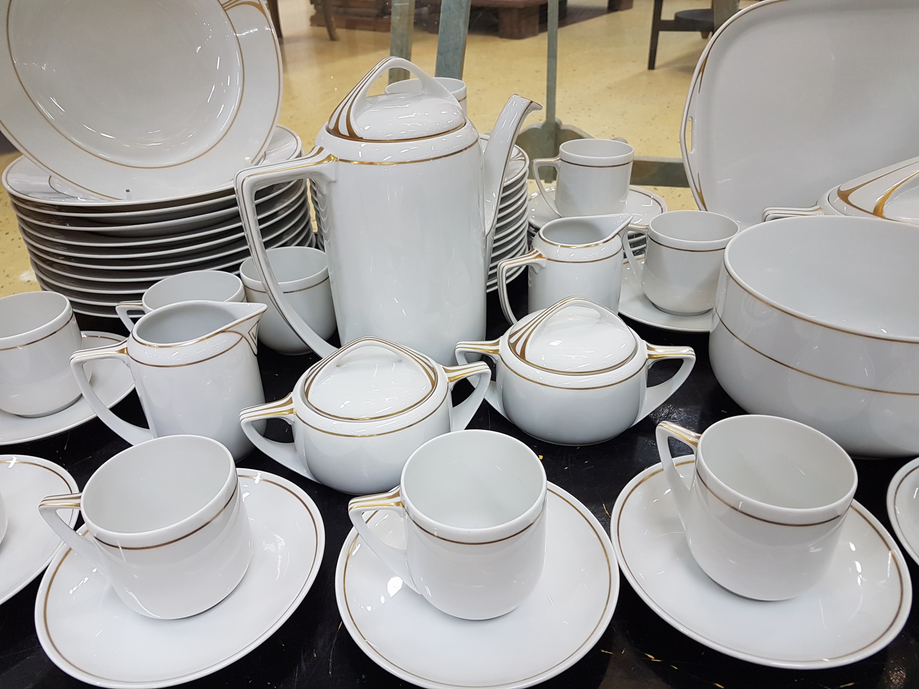Detail d: Kaffee- und Speiseservice, Rosenthal, Donatello, Porzellan, Goldstaffage, Kaffeekanne, zwei Milchkännchen, zwei Zuckerdose, 11 Tassen mit 12 ...